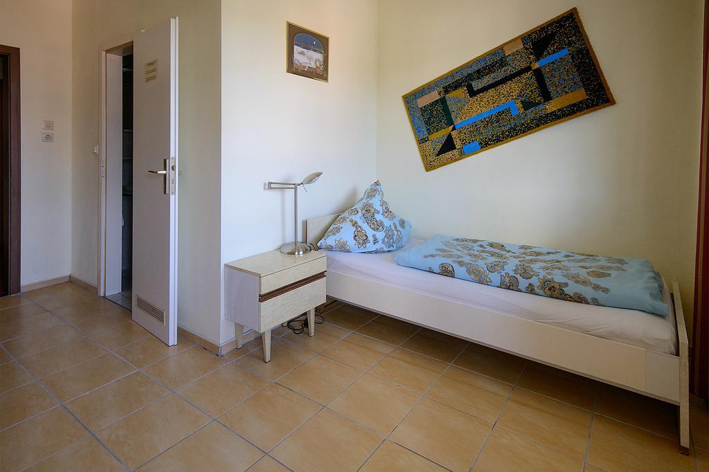 Single Room,207805228:JPEG