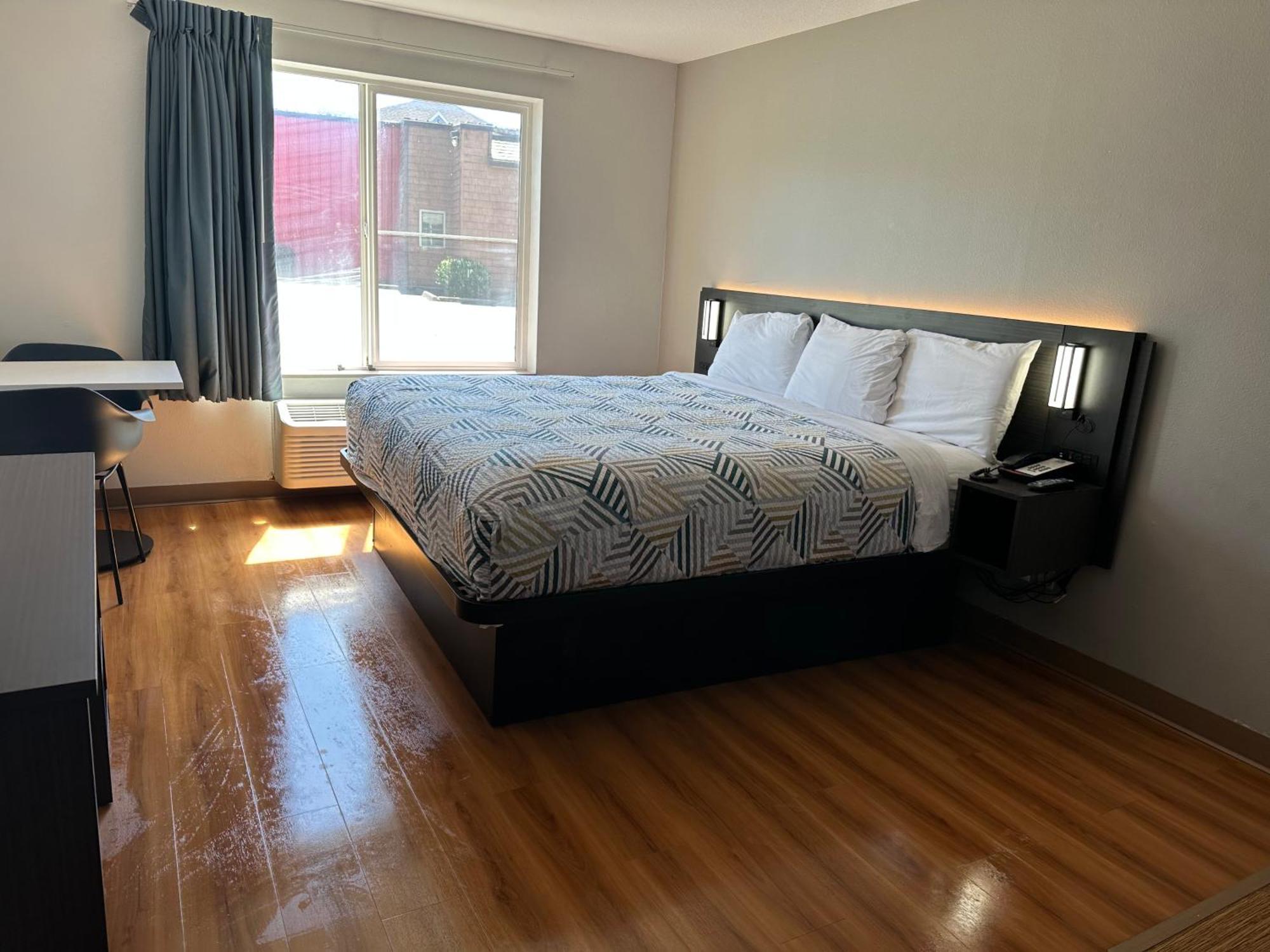 1 King Bed 