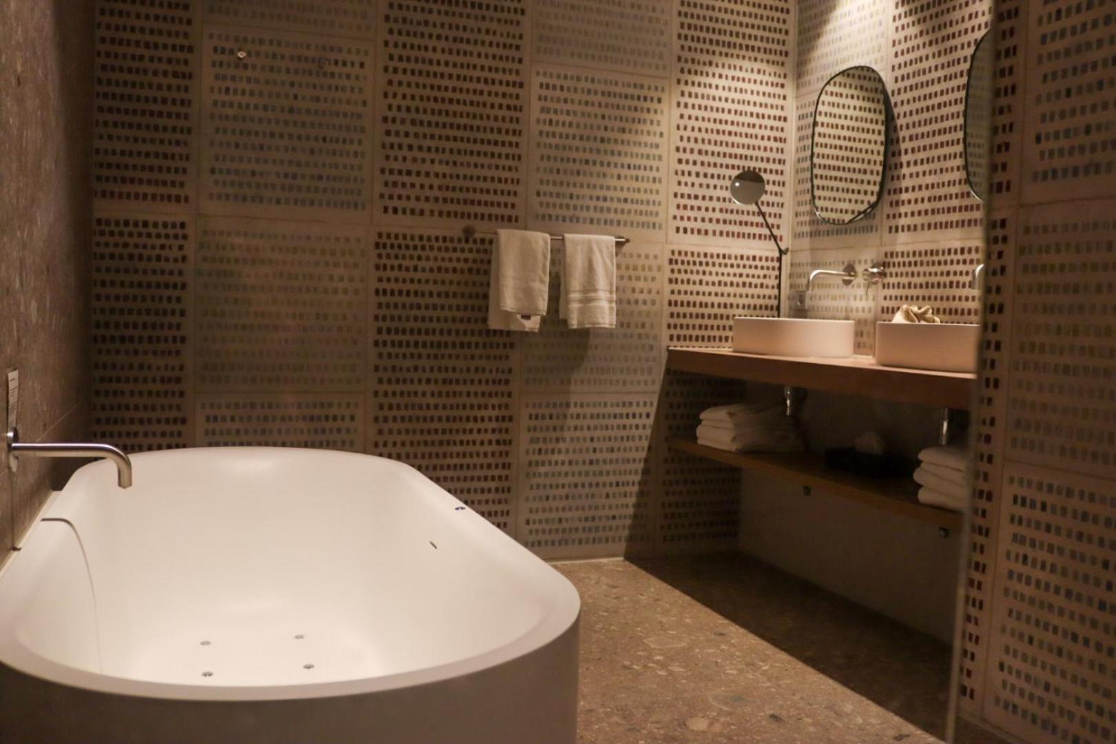 Suite Hot Tub,1539129409:JPEG