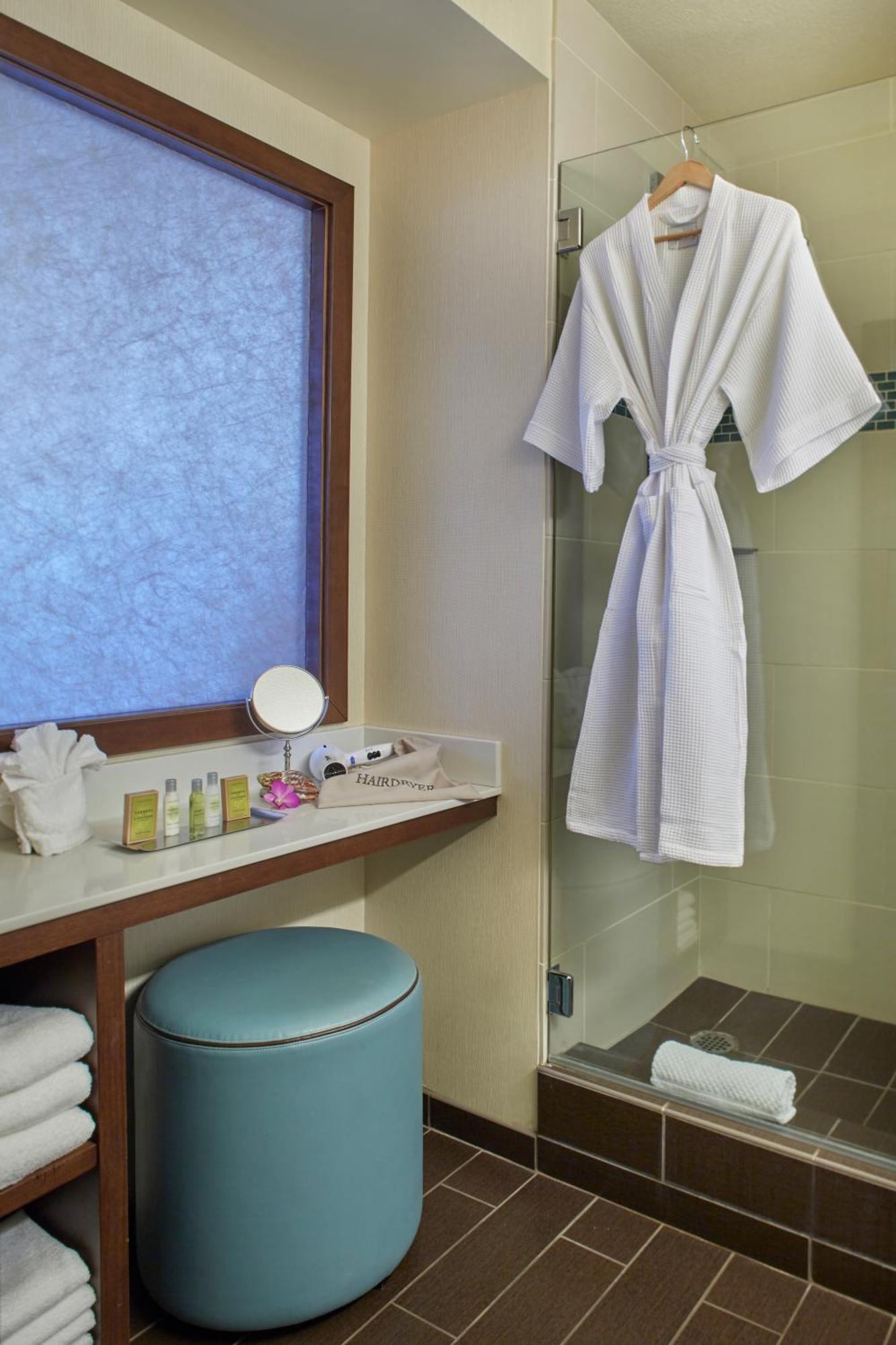Two Queen Beds Partial Ocean View,1705724109:JPEG