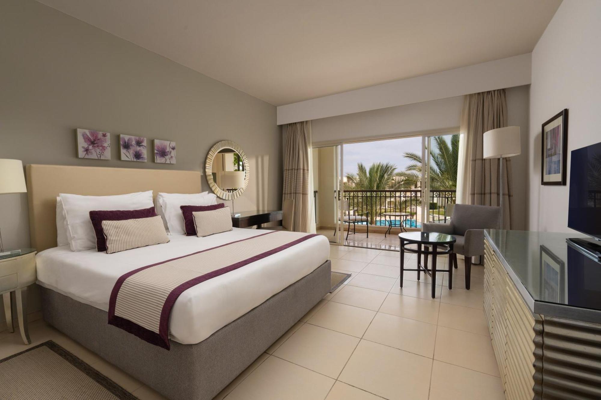 Camera Superior con Letto Queen-Size o 2 Letti Singoli e Vista Piscina