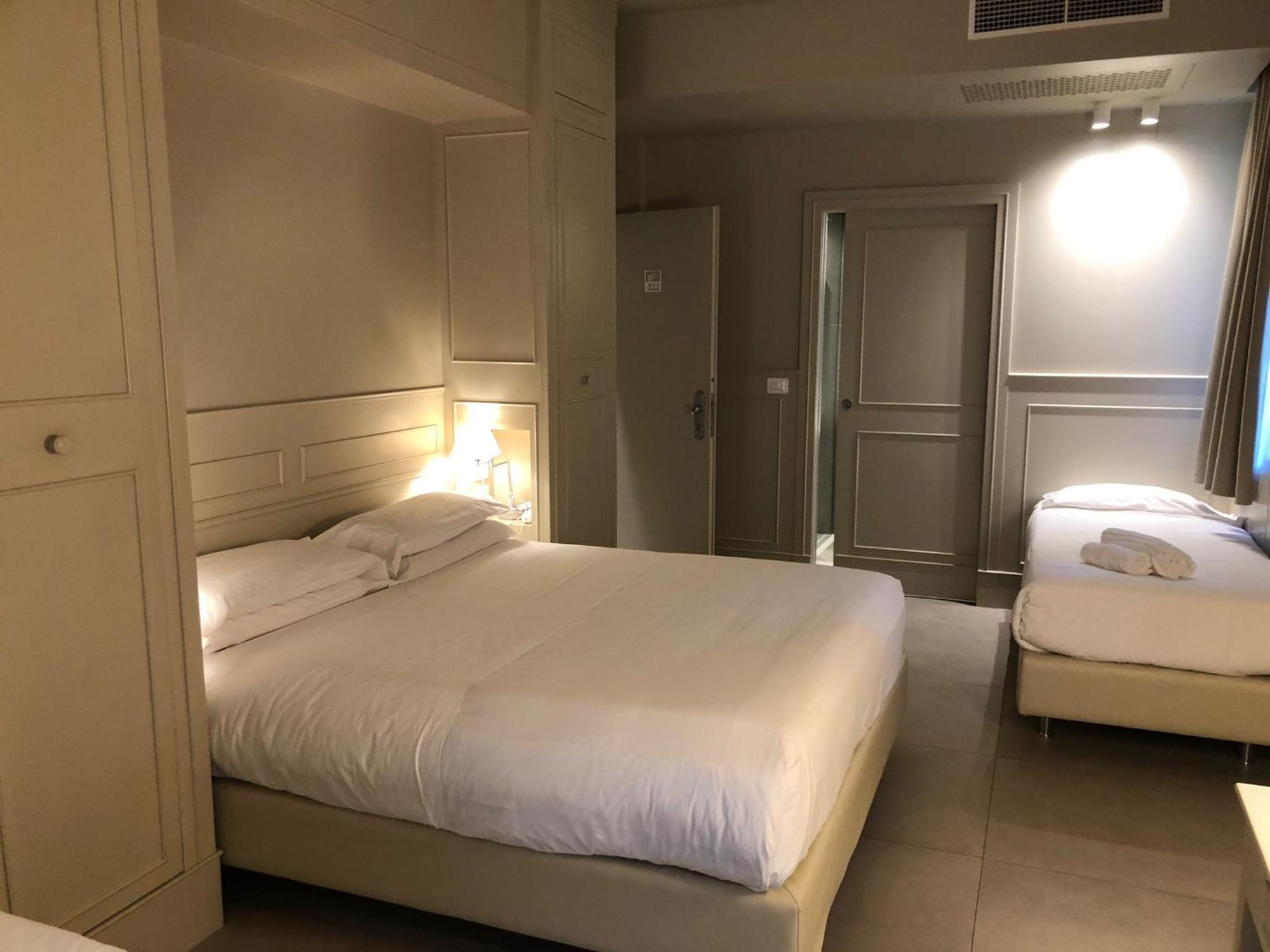 Standard Double or Twin Room,762295567:JPEG