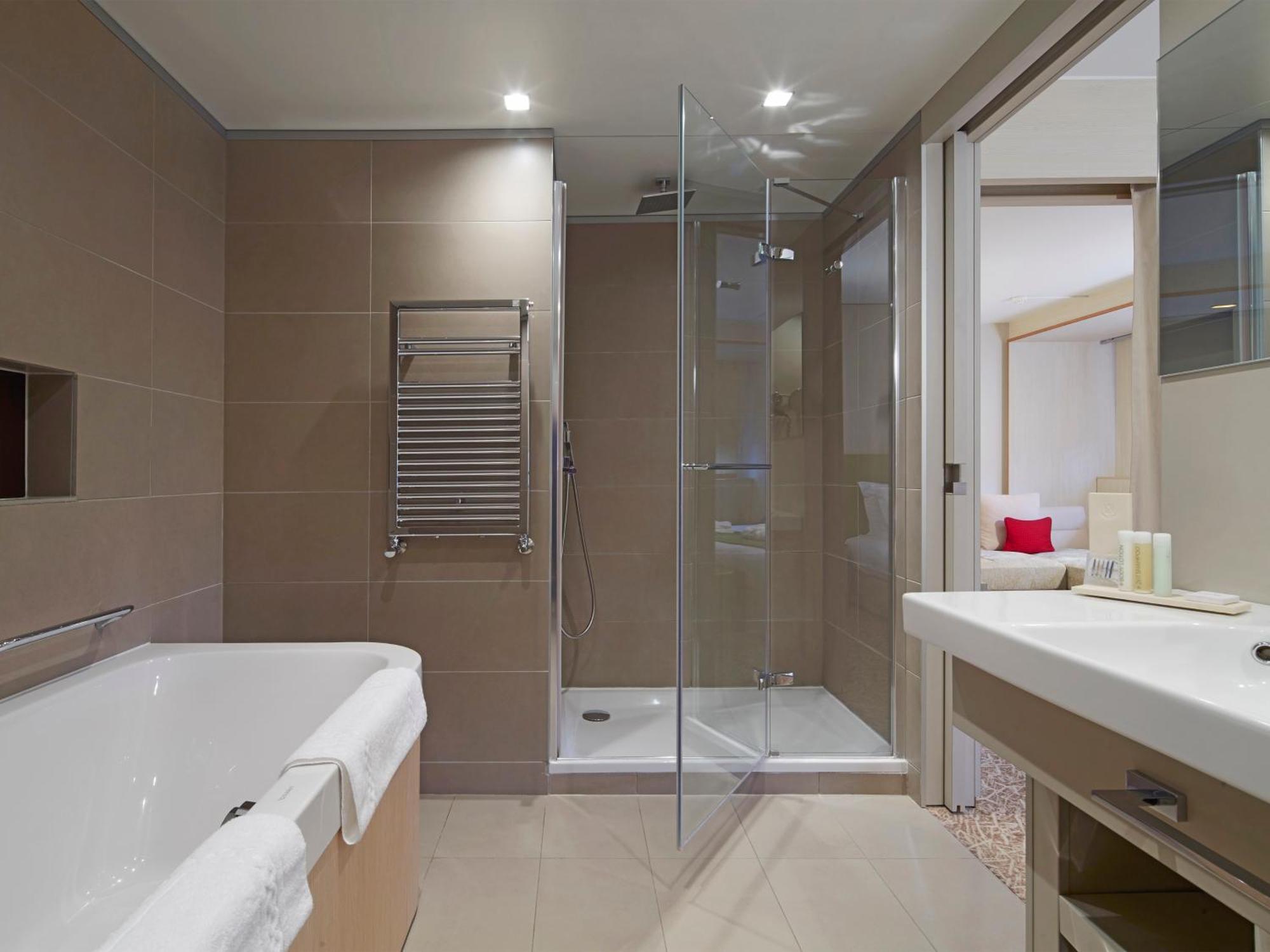 2 Bedrooms Suite 1 King Bed 2 Single Beds 50Sqm Wifi Bathtub,1697860608:JPEG