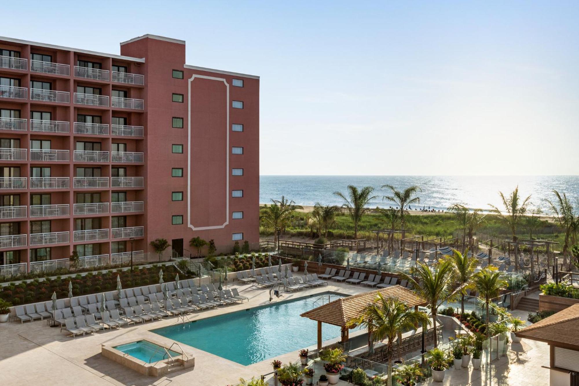 King Suite One King Bed Pool View Oceanfront Communication Accessible Tub,1637719823:JPEG