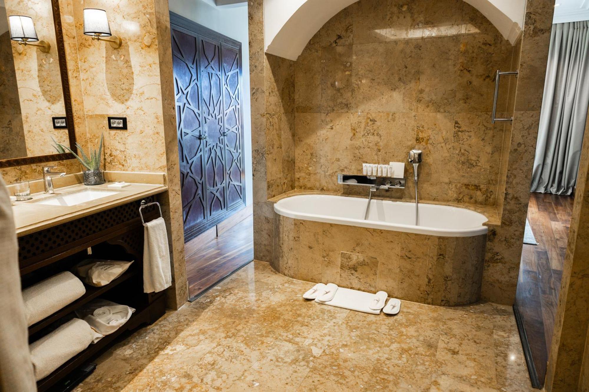 Deluxe 1 Bedroom Suite