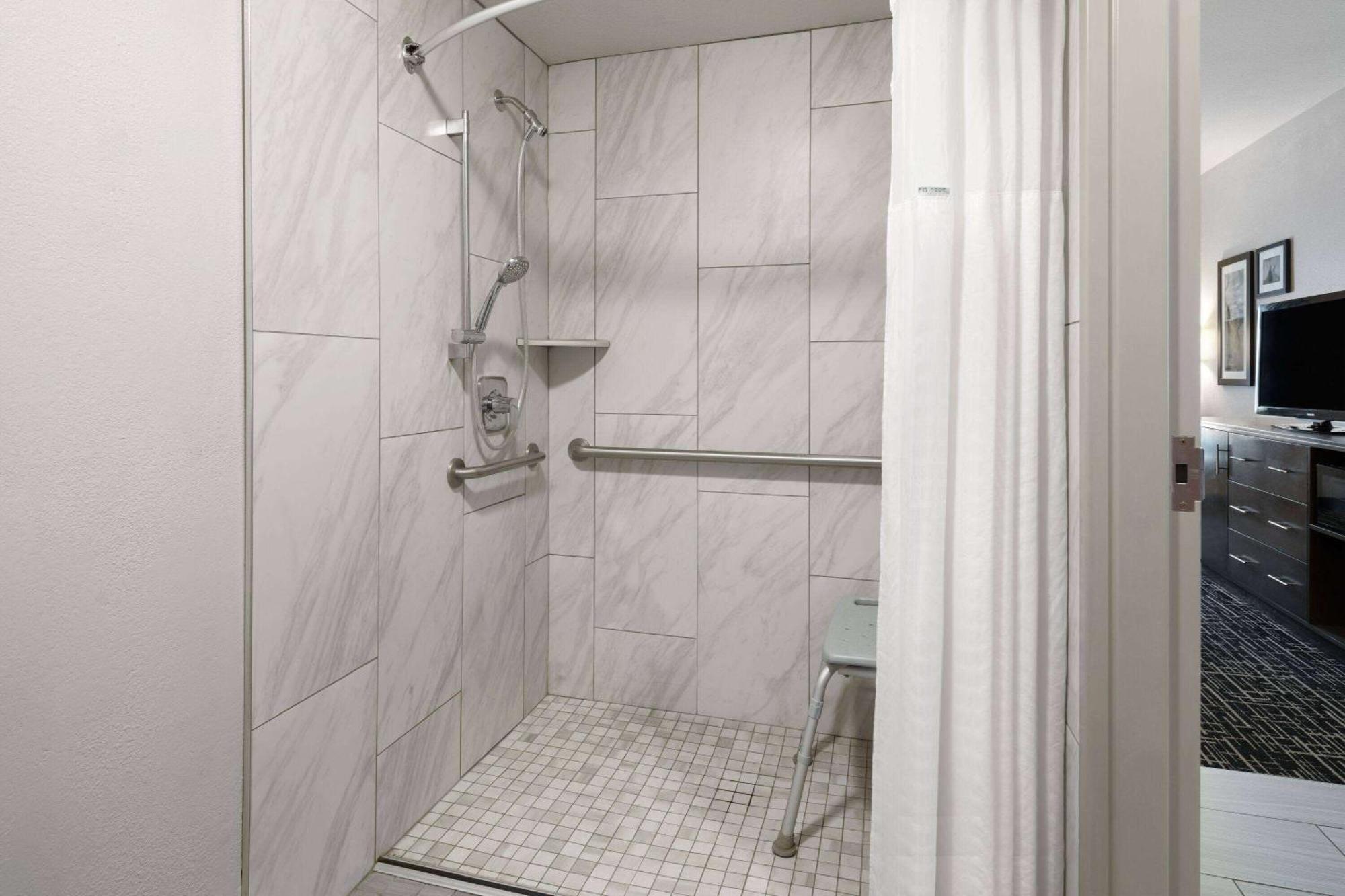 1 King Bed Mobility Accessible Room Bath Tub w or Grab Bar Non-Smoking,1539911422:JPEG