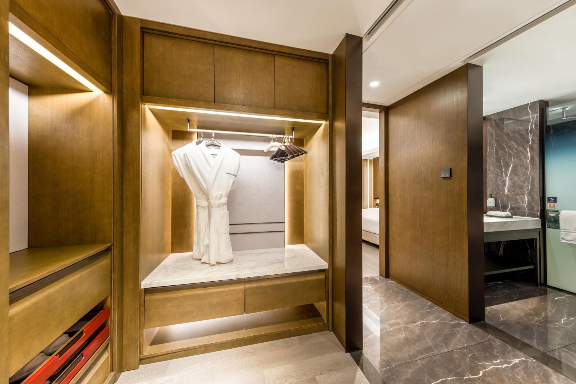 Grand King Room View