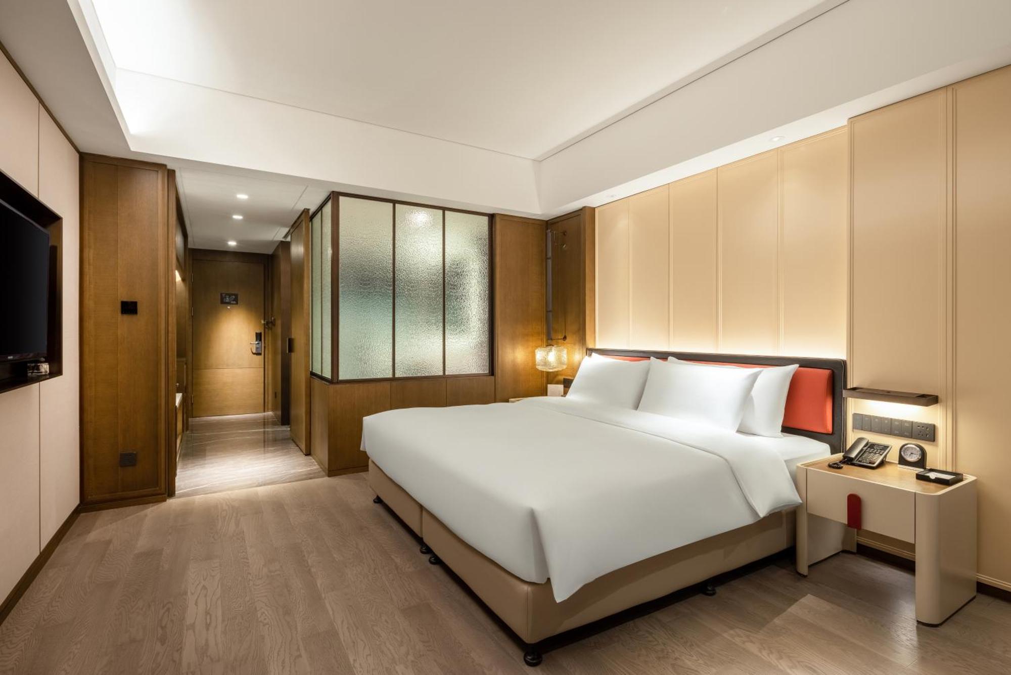 Swiss Advantage King Room Lake City Views