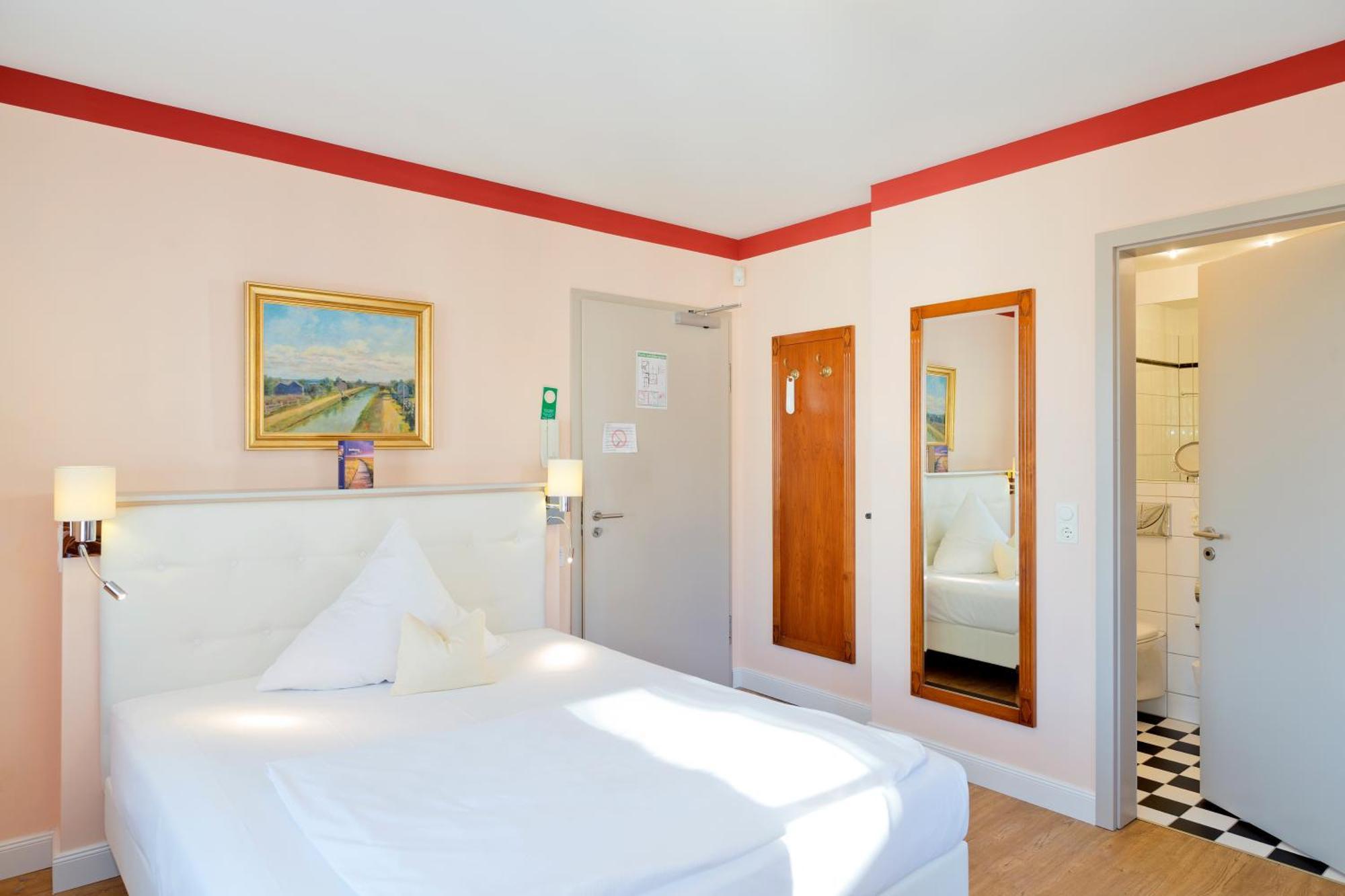 Standard Room Queen size bed