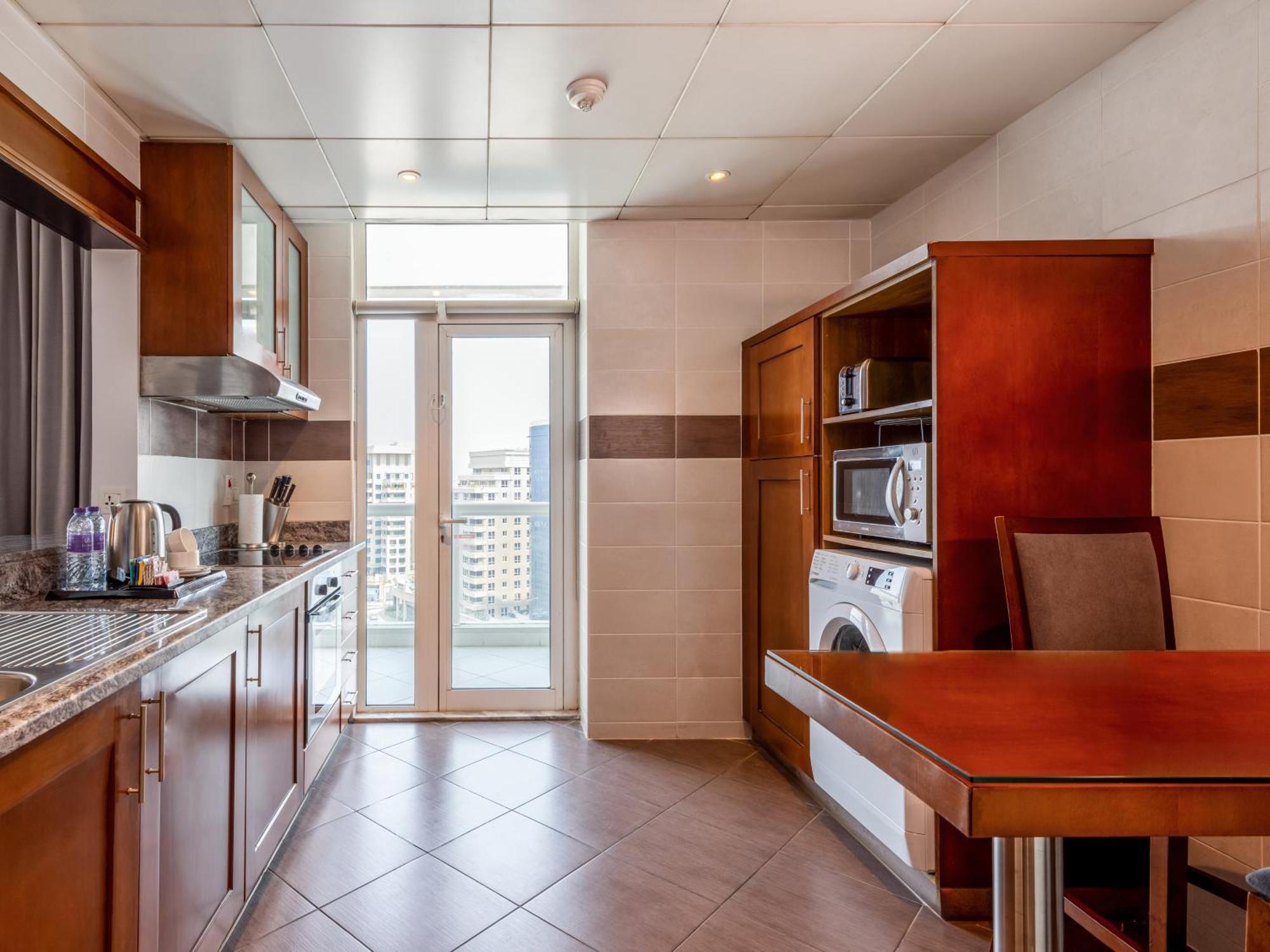 Apartamento com 2 Quartos e Quarto de Empregada