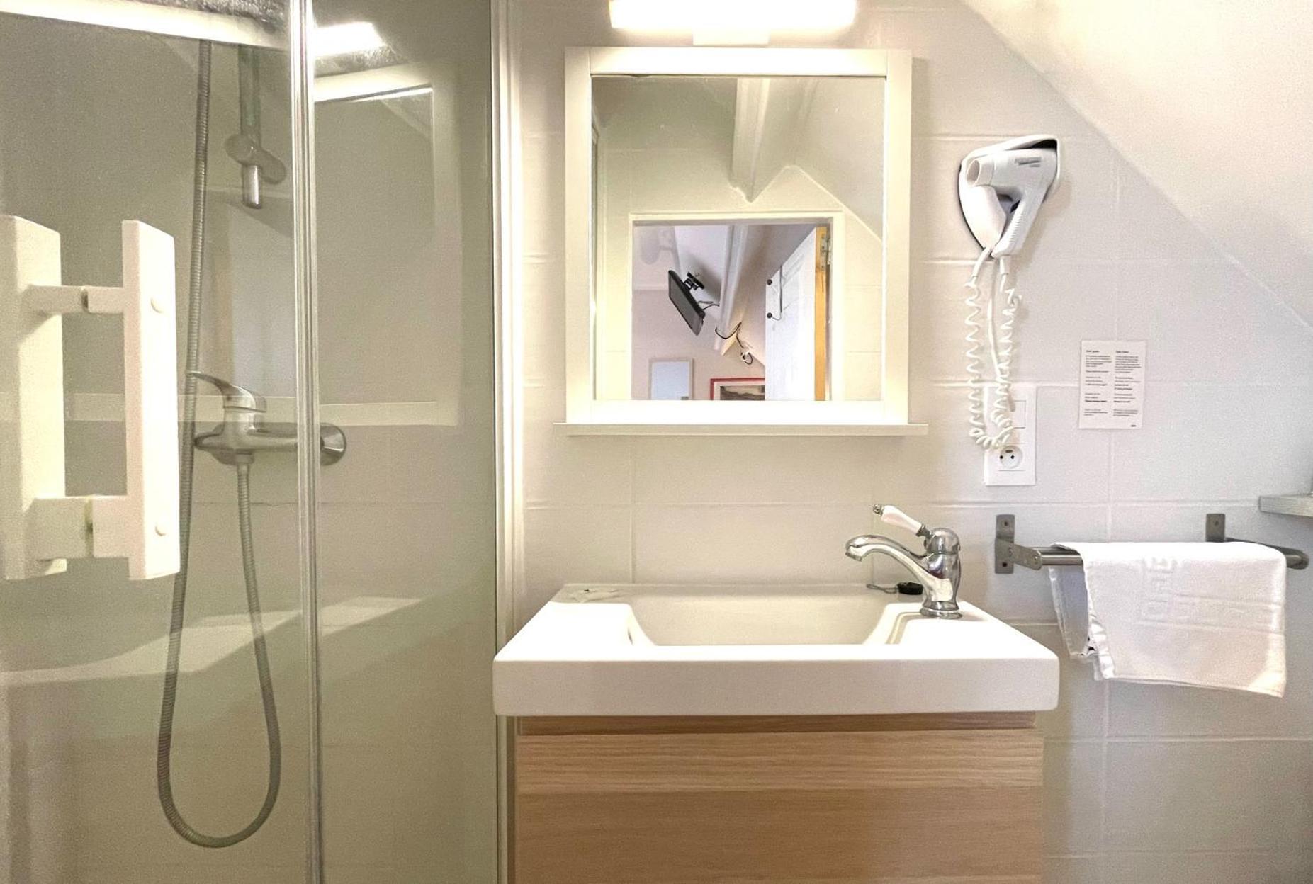 Standard Double Room Shower