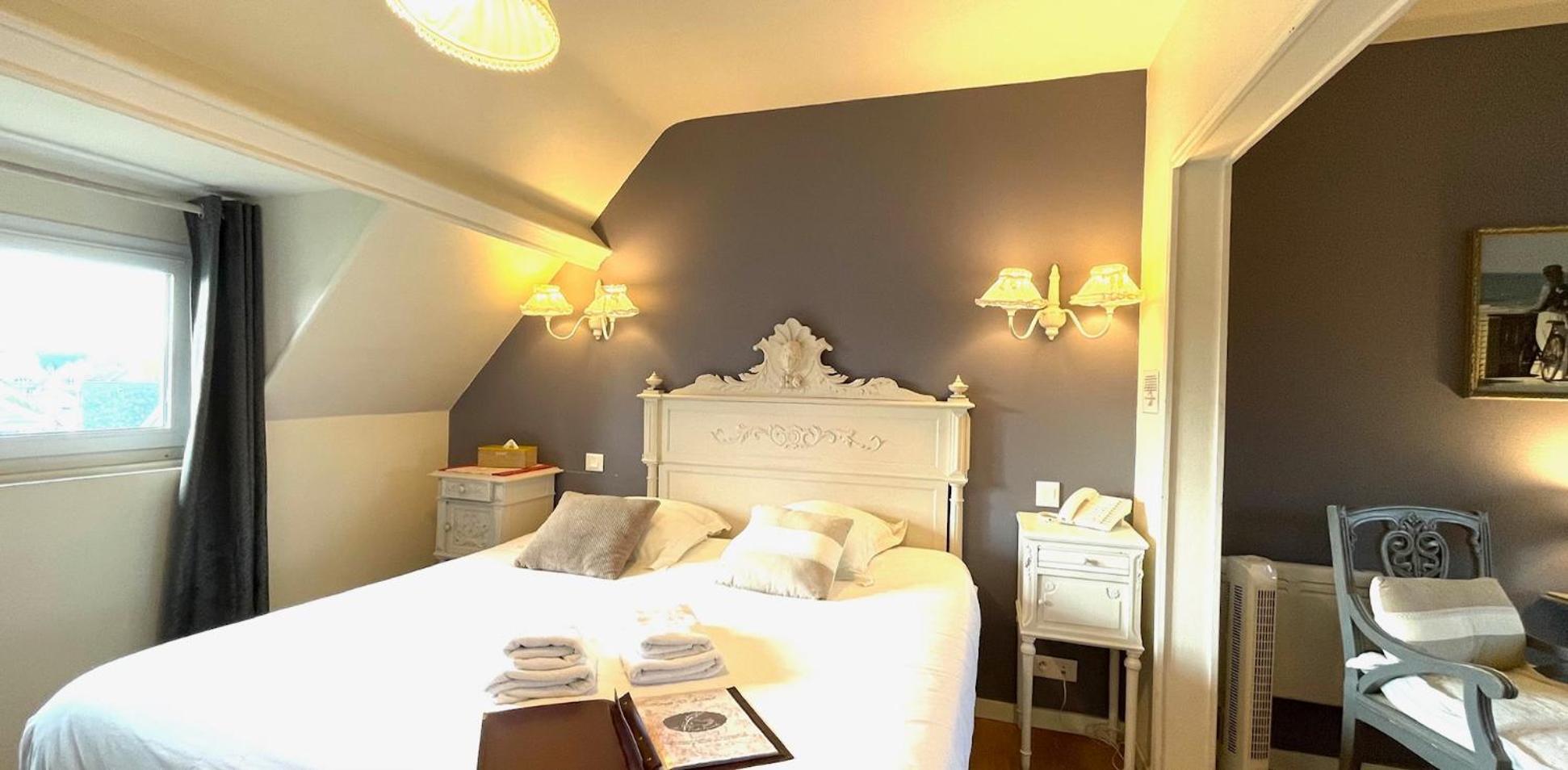 Romantic Superior Double Room Bath