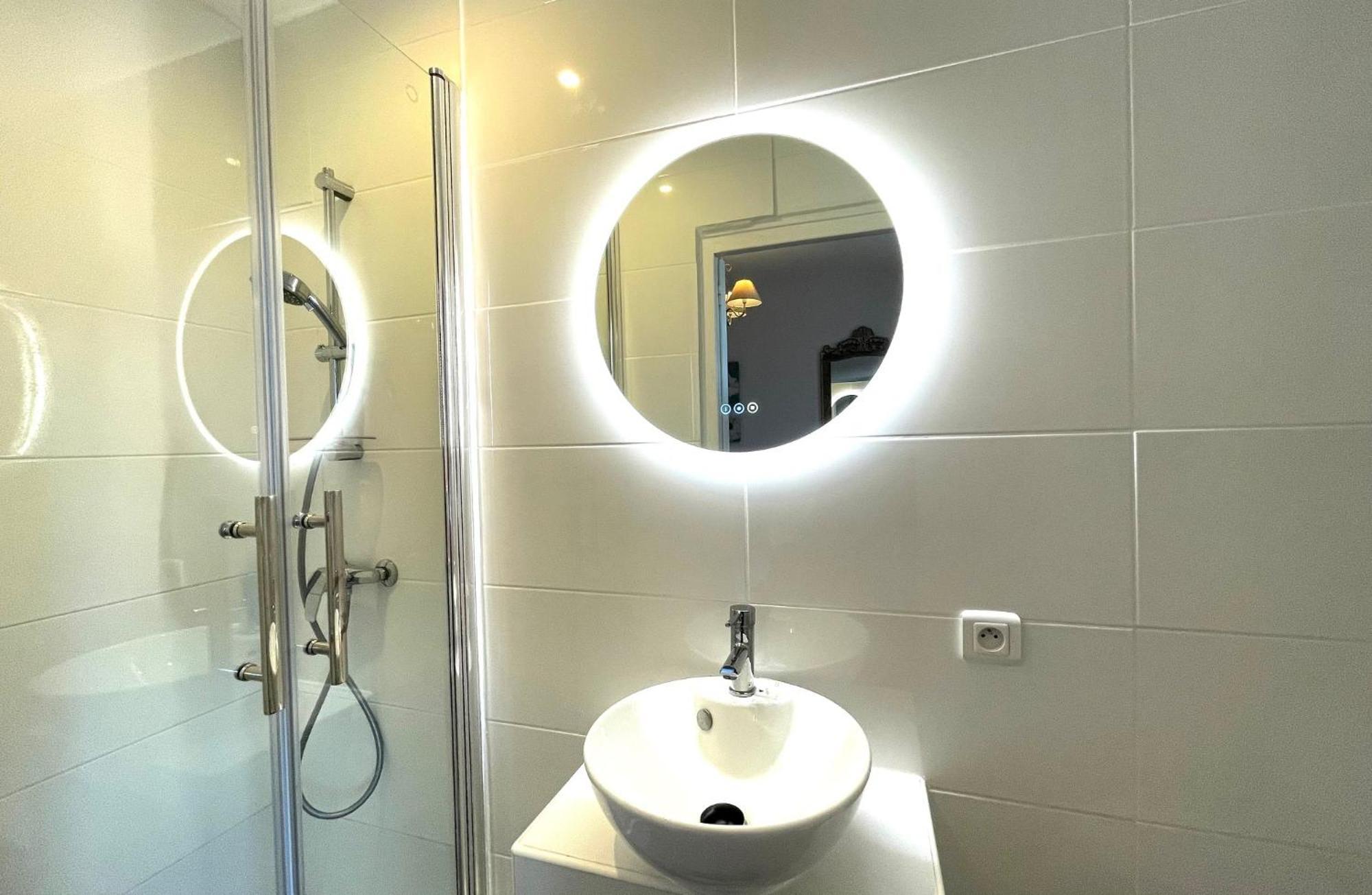 Standard Double Room Shower