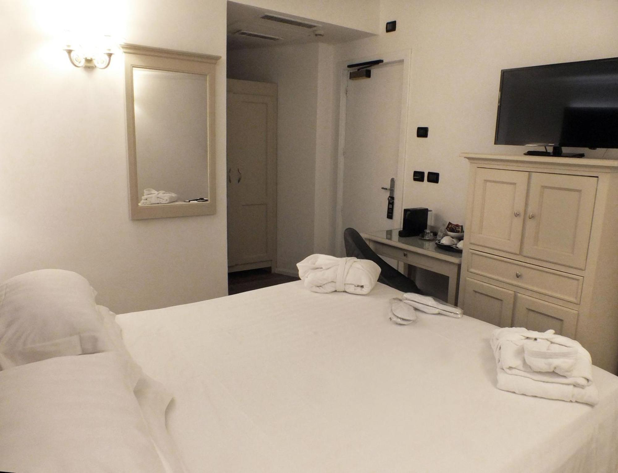 Small Double Classic Room,746887184:JPEG