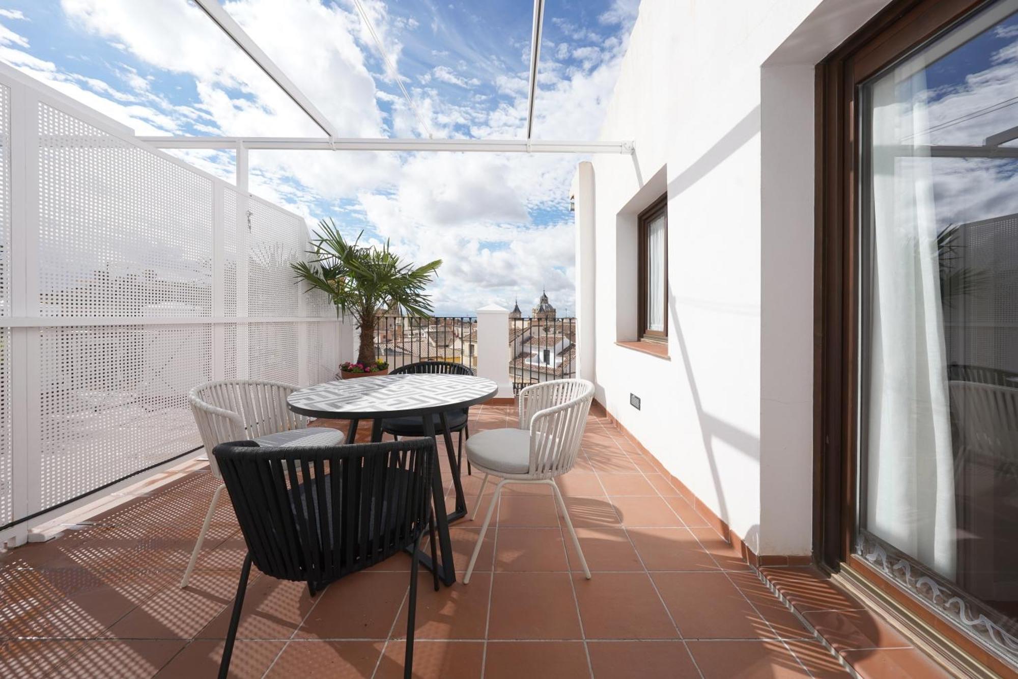Large 1 Bedroom Apartment with Terrace and Sofa Bed,1540803076:JPEG