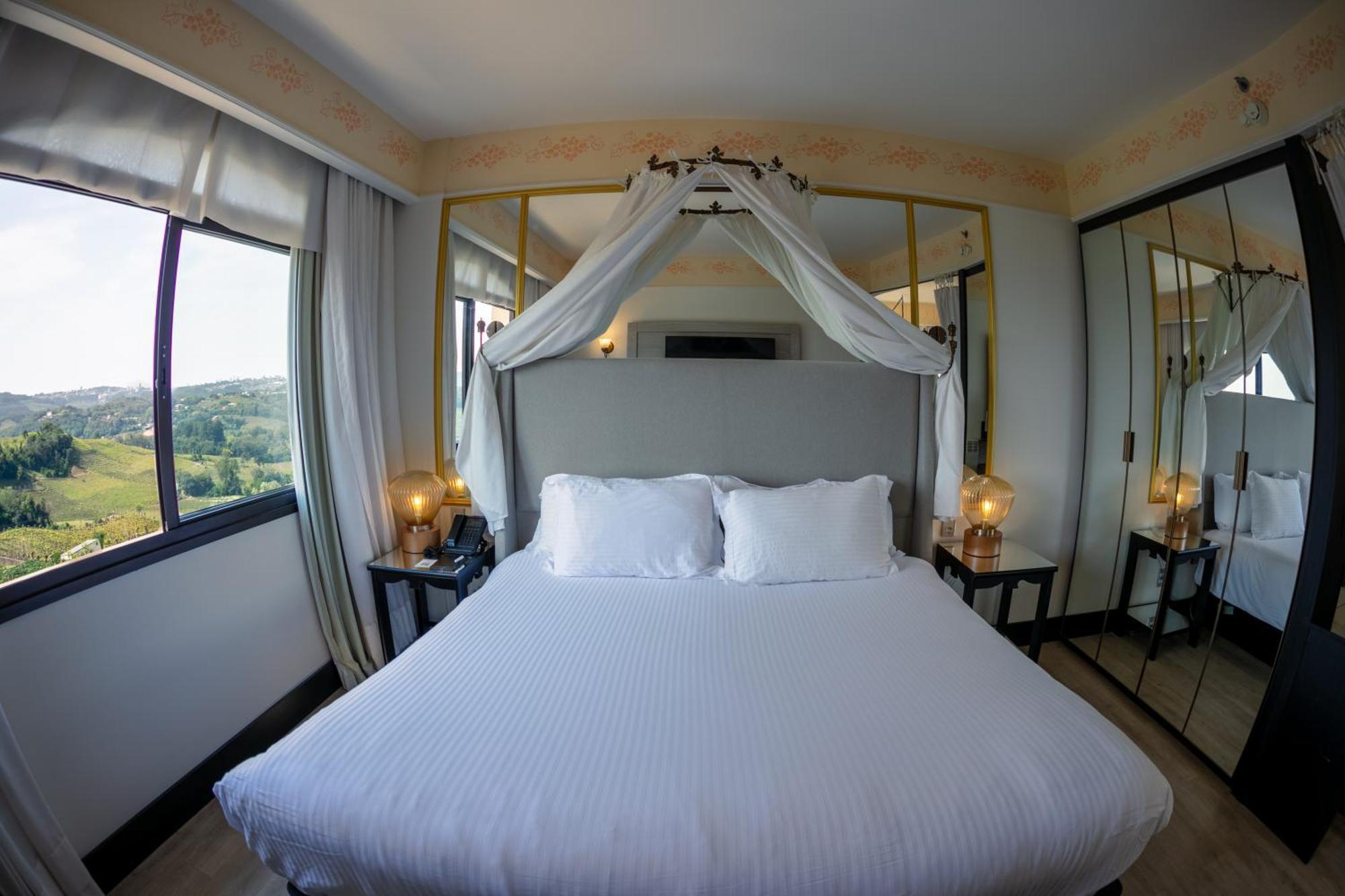 Suite Regia, 1 King, Fireplace with Vineyard View,1541044945:JPEG