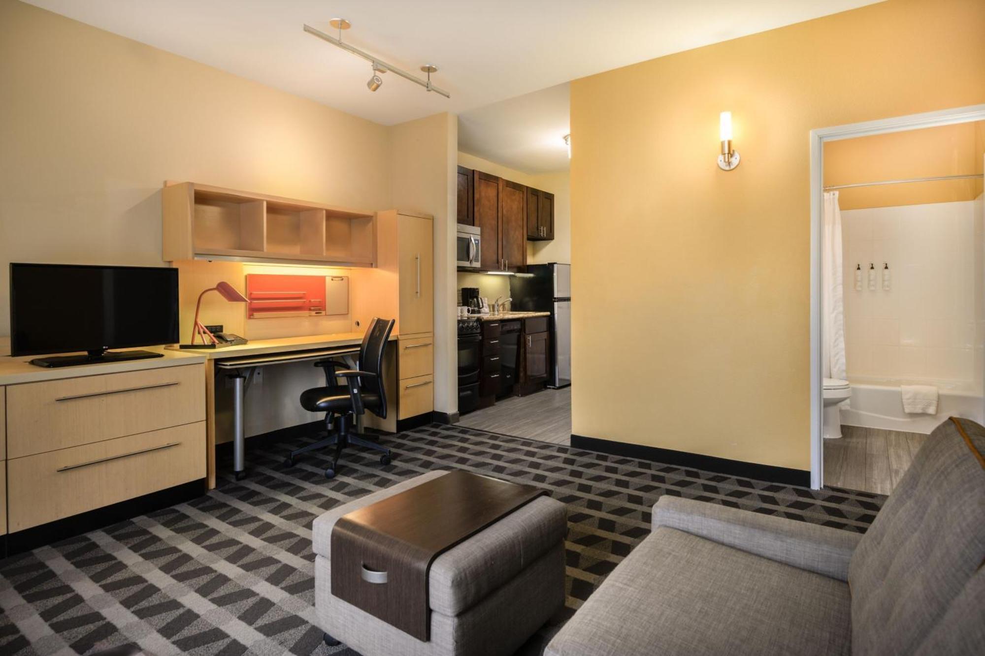 1 Bedroom Suite 1 Queen Sofa bed,1541150632:JPEG