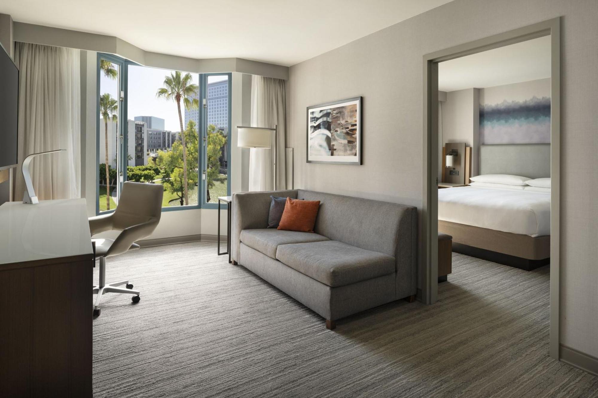 One-Bedroom King Suite Sofa Bed,1541155747:JPEG