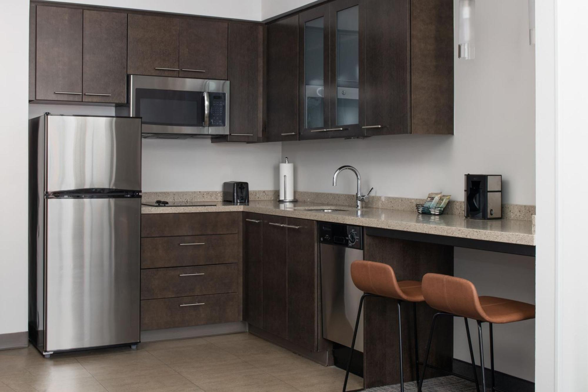 One-Bedroom Queen Suite