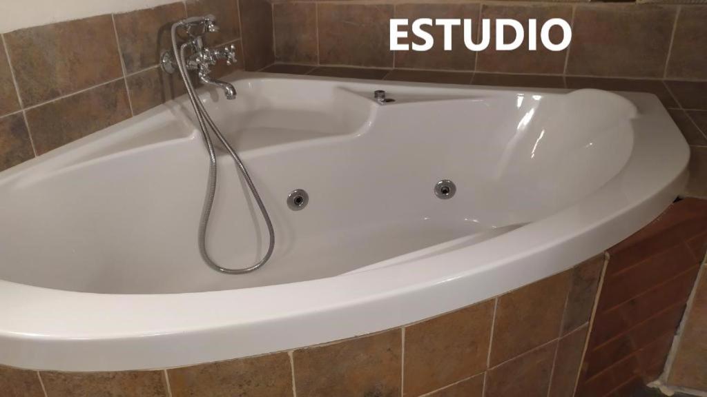 Queen Studio Spa Bath,1541601508:JPEG