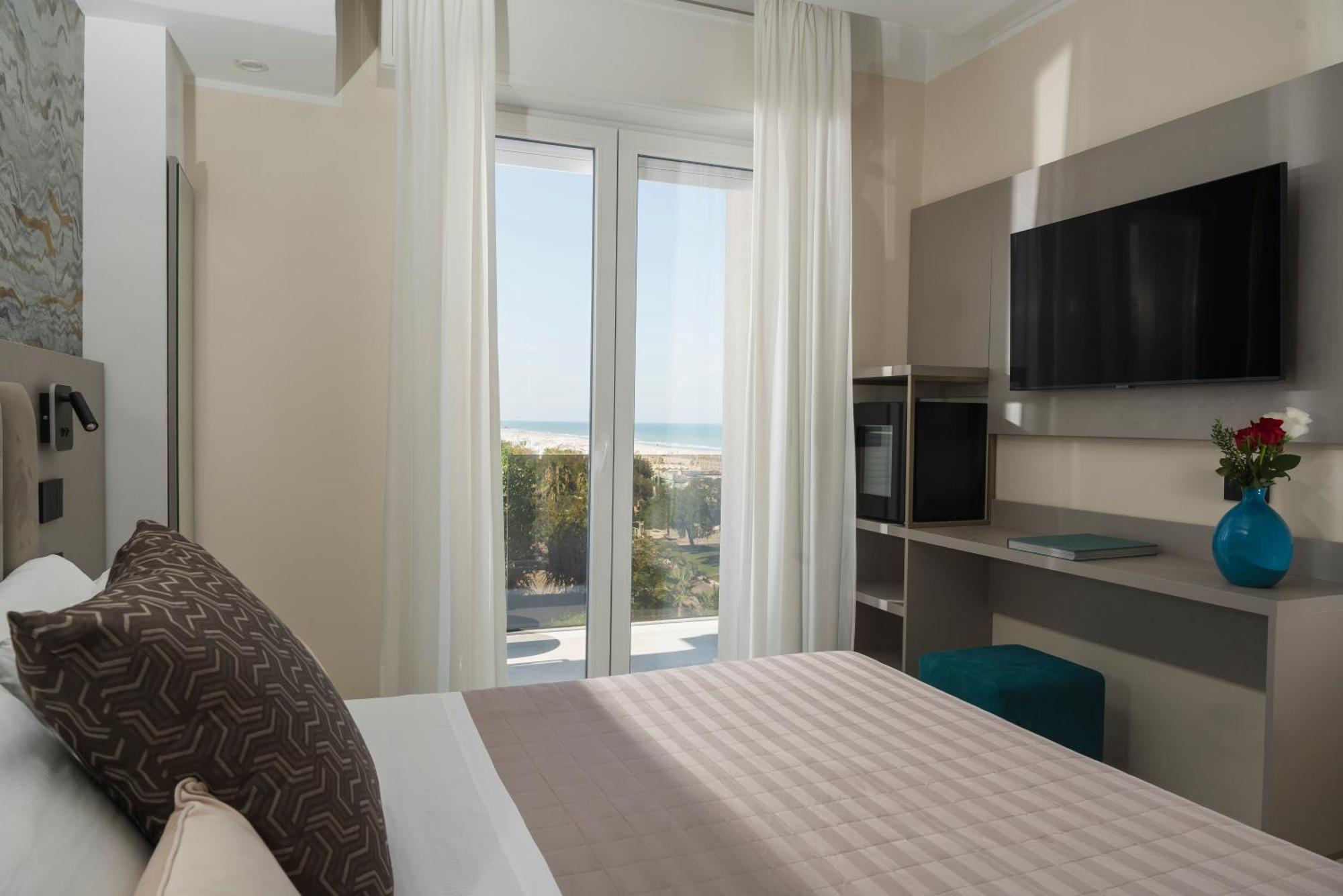 King Room Lateral Sea View