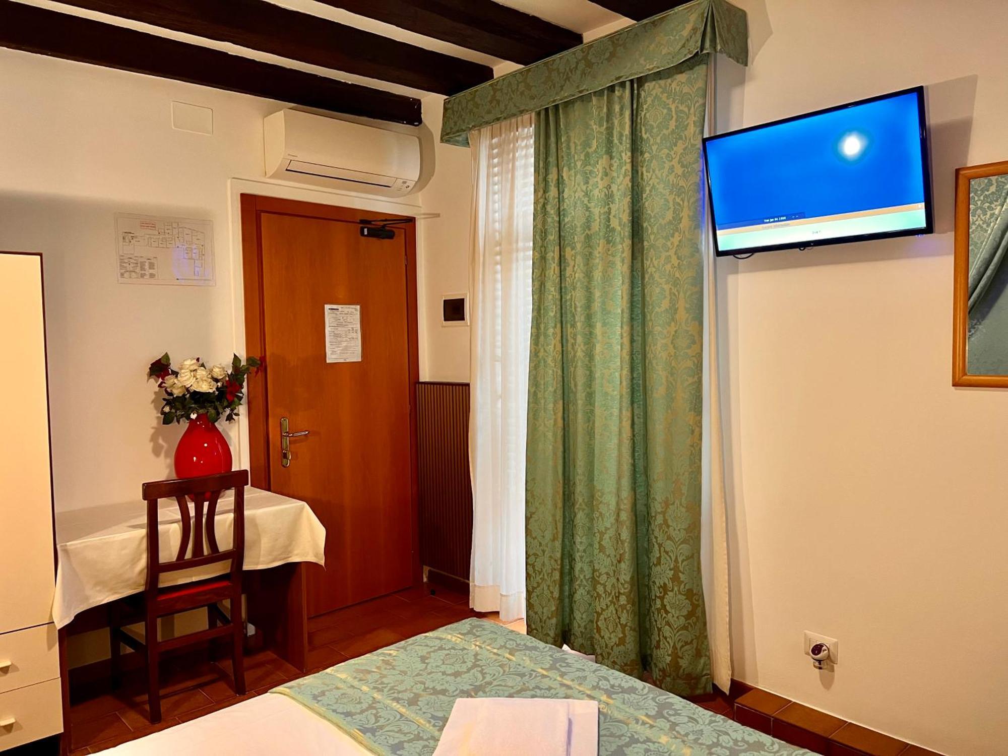 Small Double Room,846666839:JPEG