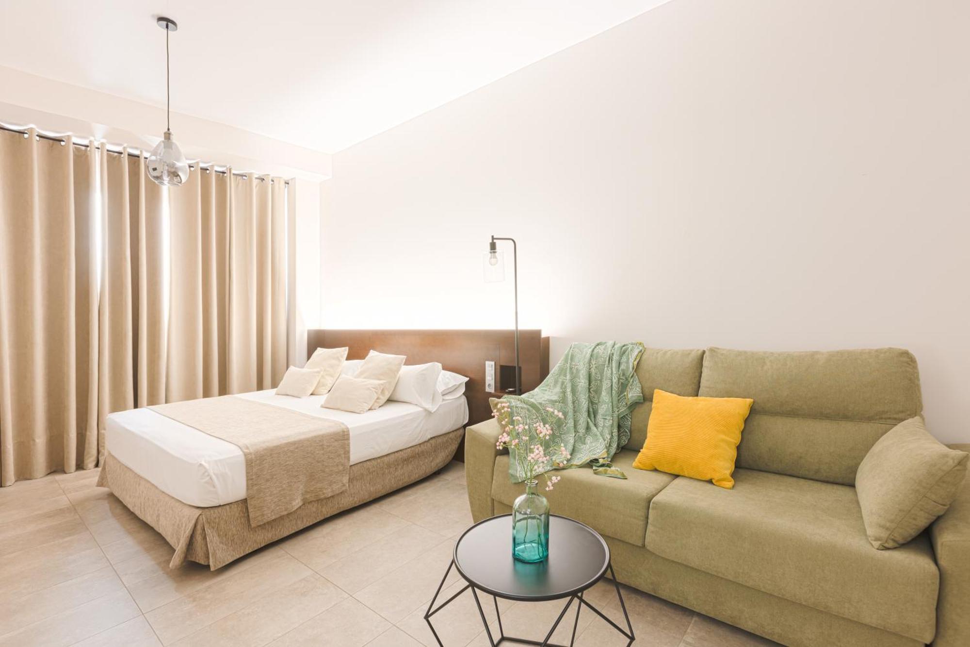 Standard Family Room,1542438577:JPEG