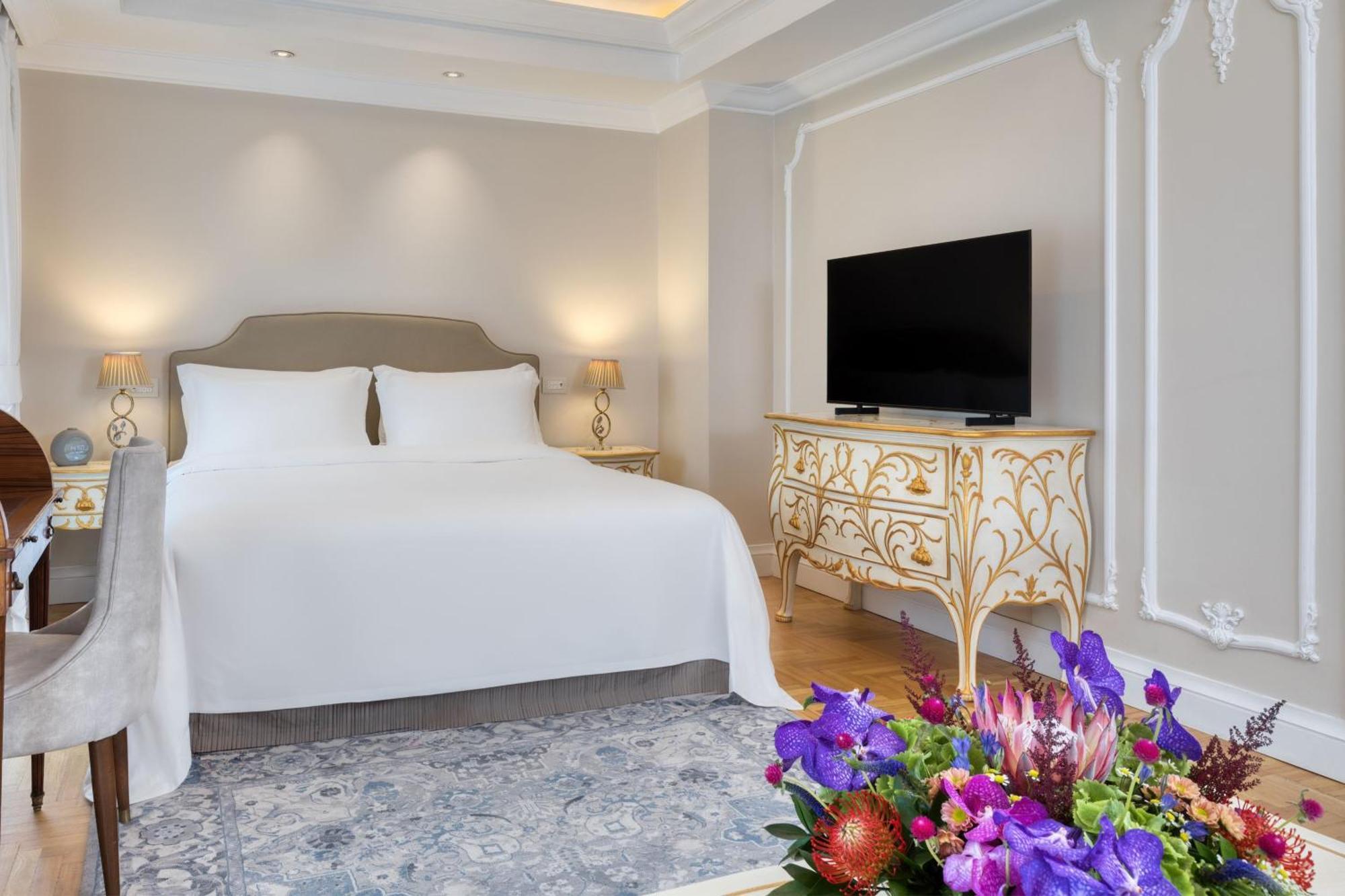 Deluxe Guest room 1 King City view