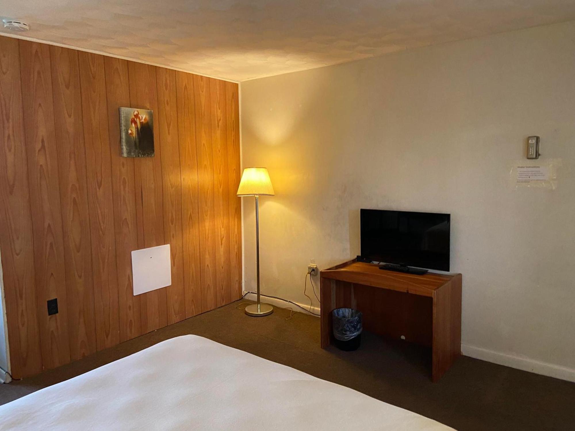 Standard Queen Room One Queen Bed Non-Smoking