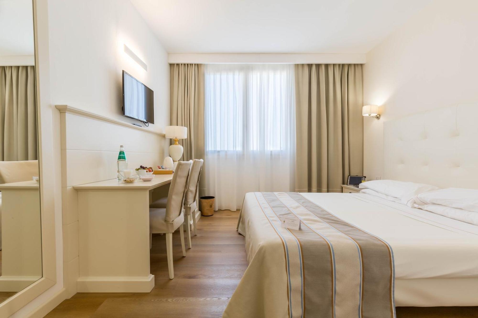 Double or Twin Room Side Sea View