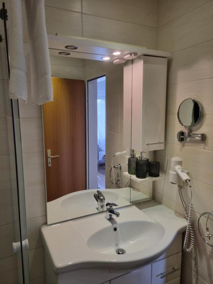 Single Room,1543156474:JPEG
