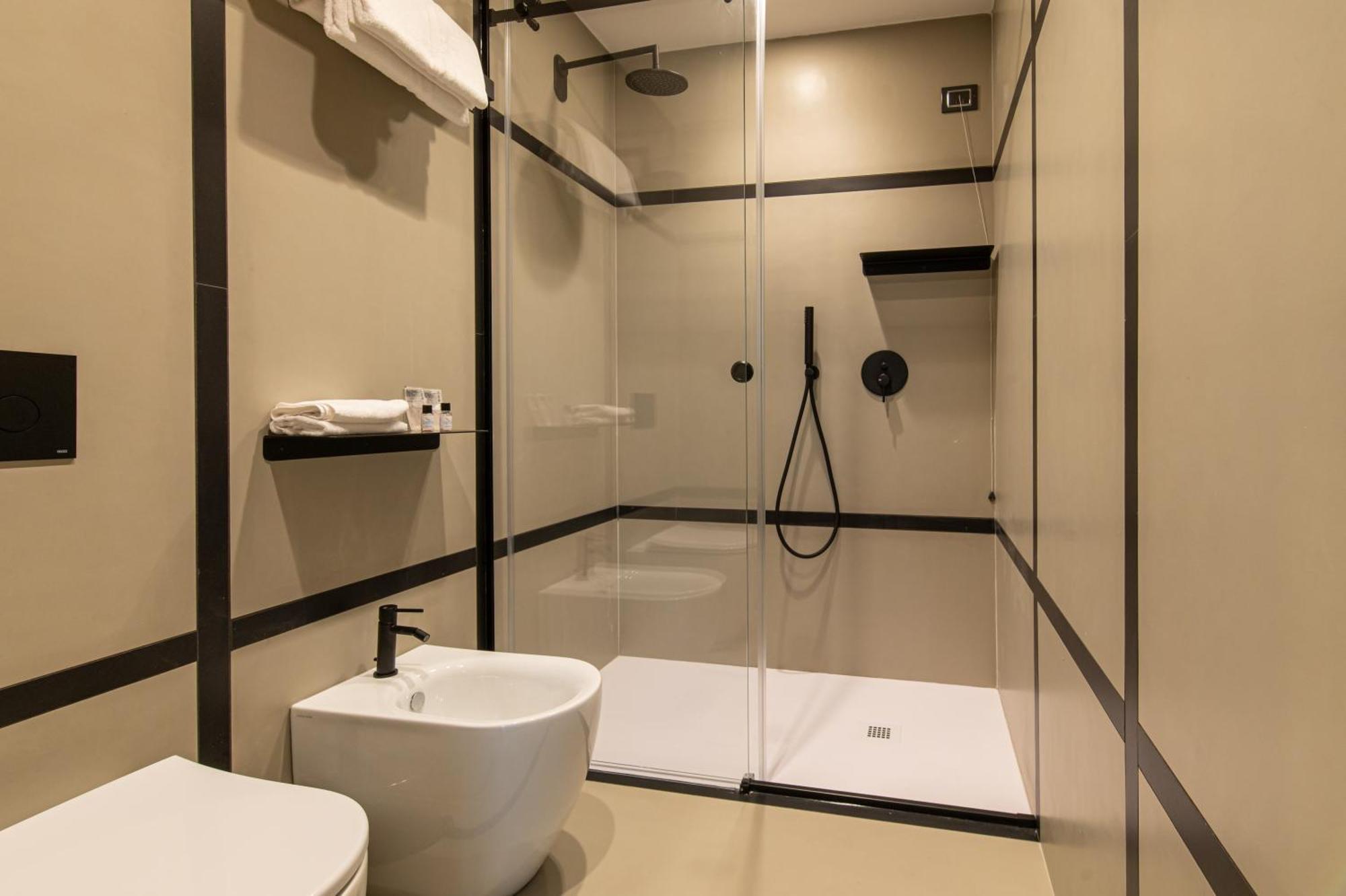 Executive Suite Bathtub,1543317559:JPEG