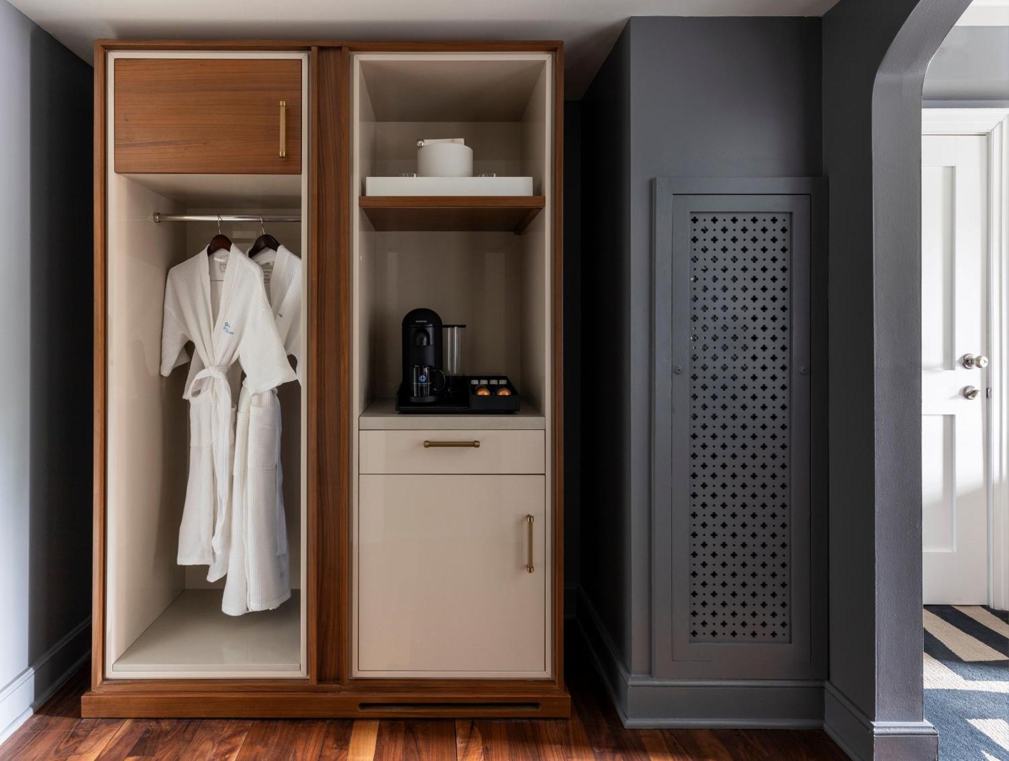 Premium King Room with Accessible Shower,1543791133:JPEG