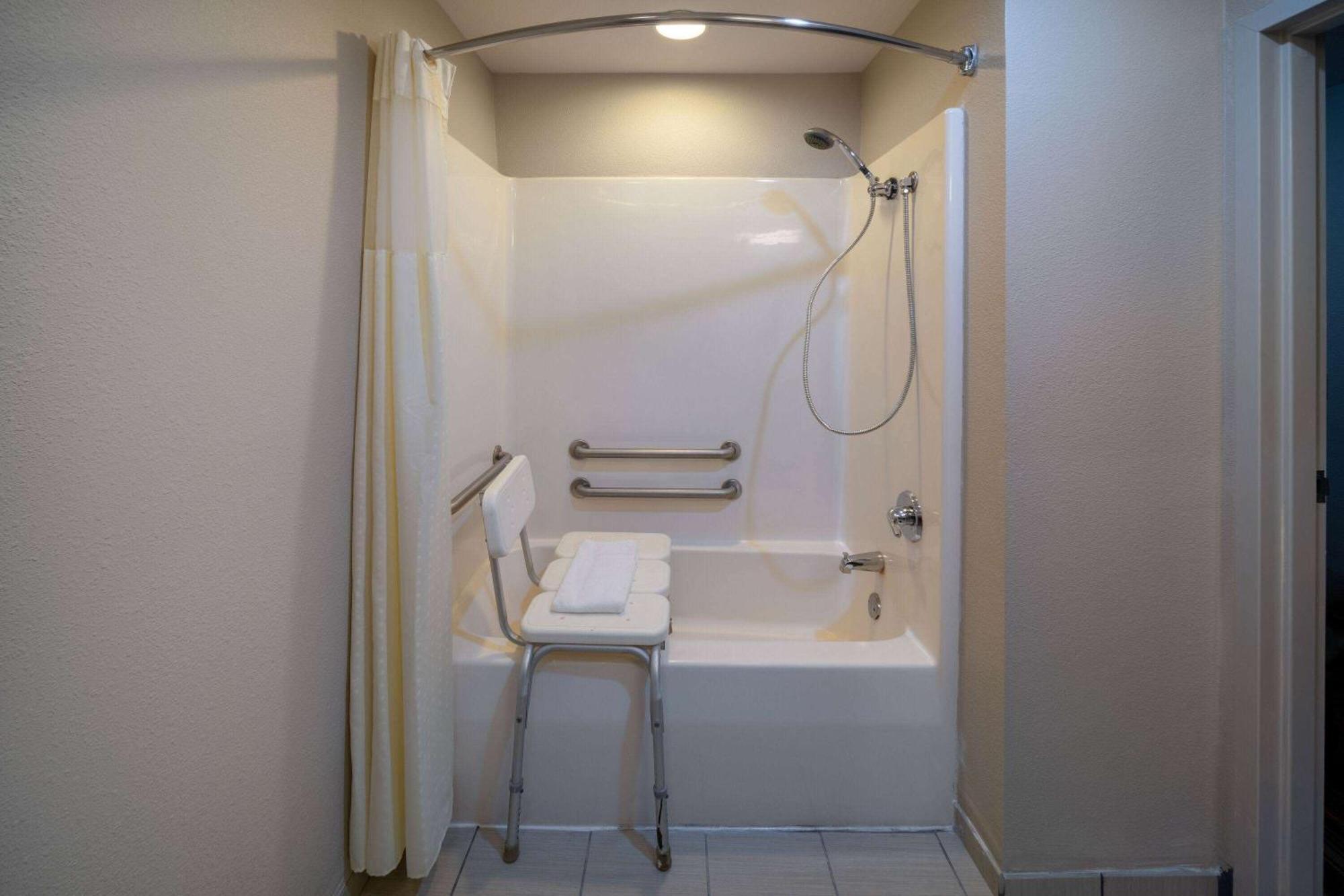 Queen Studio Suite Mobility Access Bathtub Grab Bars Non-Smoking,1710091868:JPEG