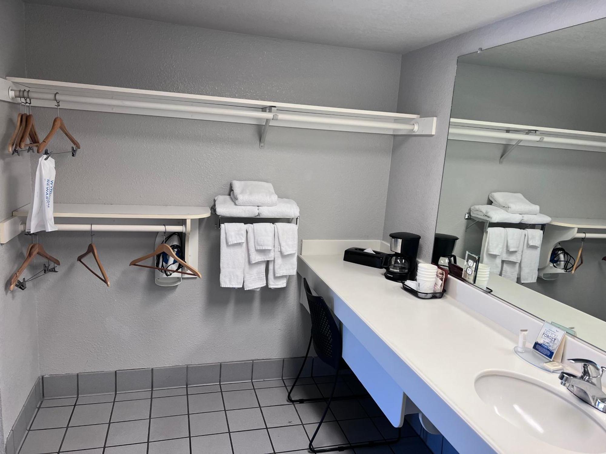 King Room Roll Shower Mobility Access or Non-Smoking,1772912093:JPEG