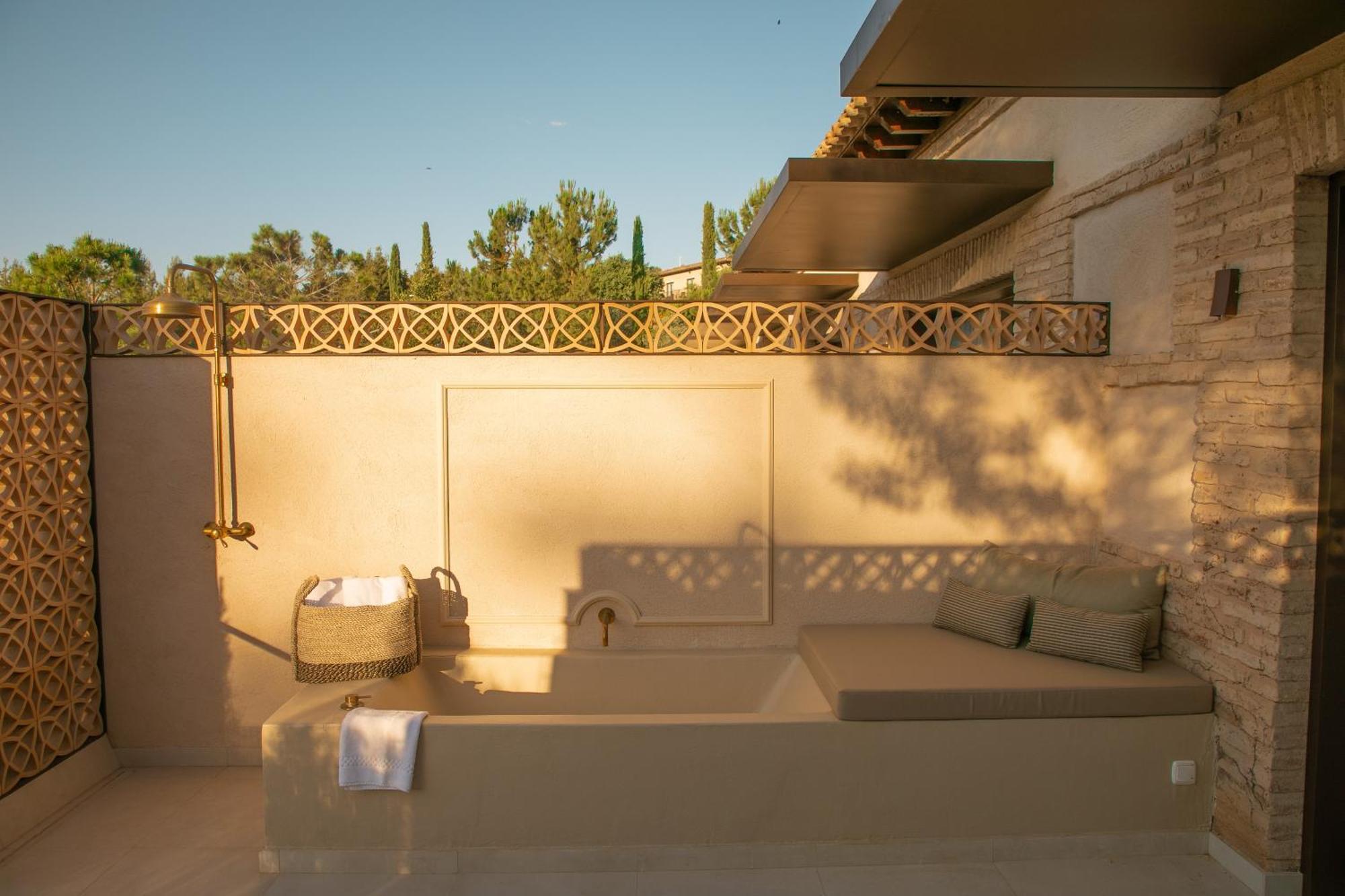Queen Room Garden View