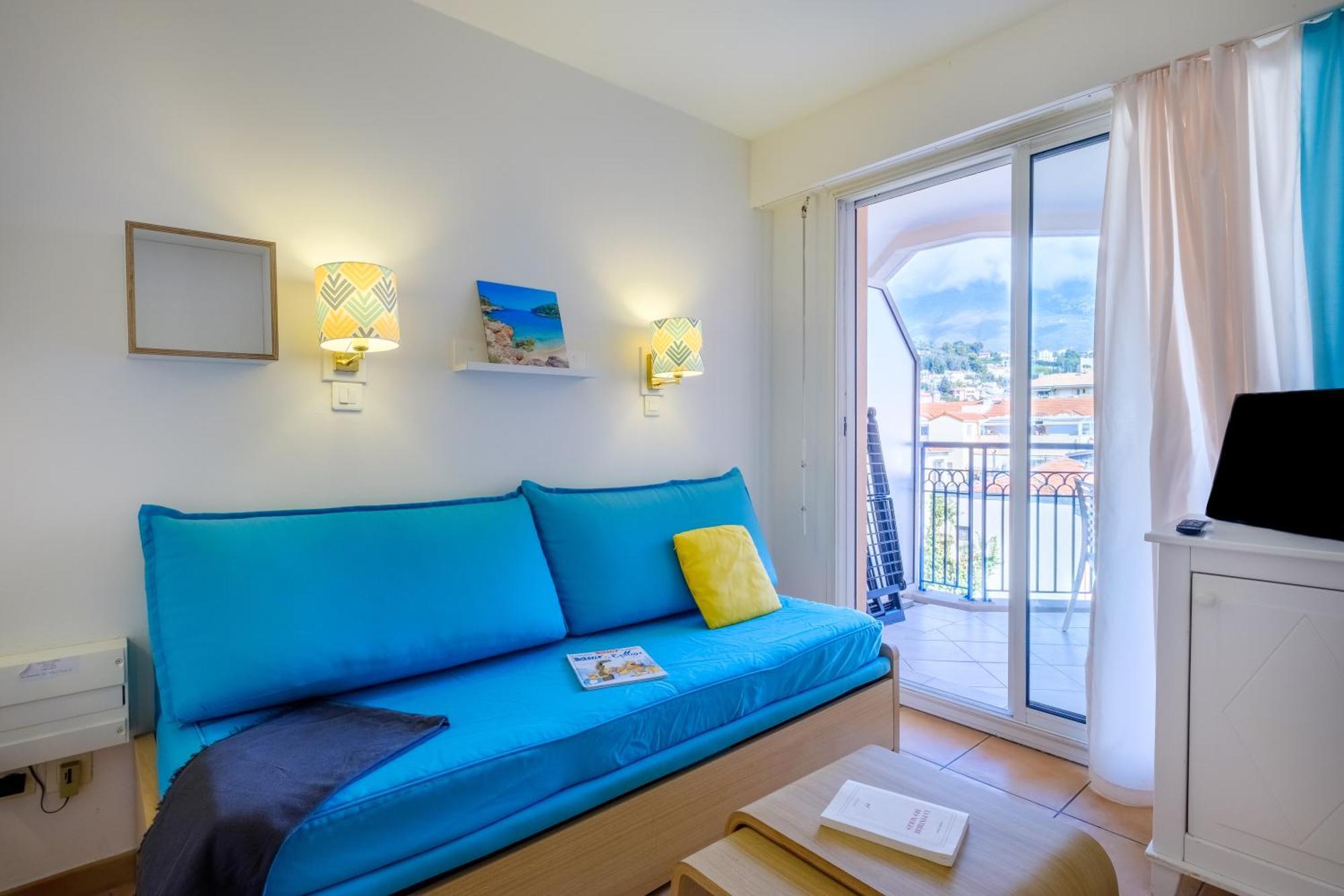 One-Bedroom Apartment Air Conditioning Balcony