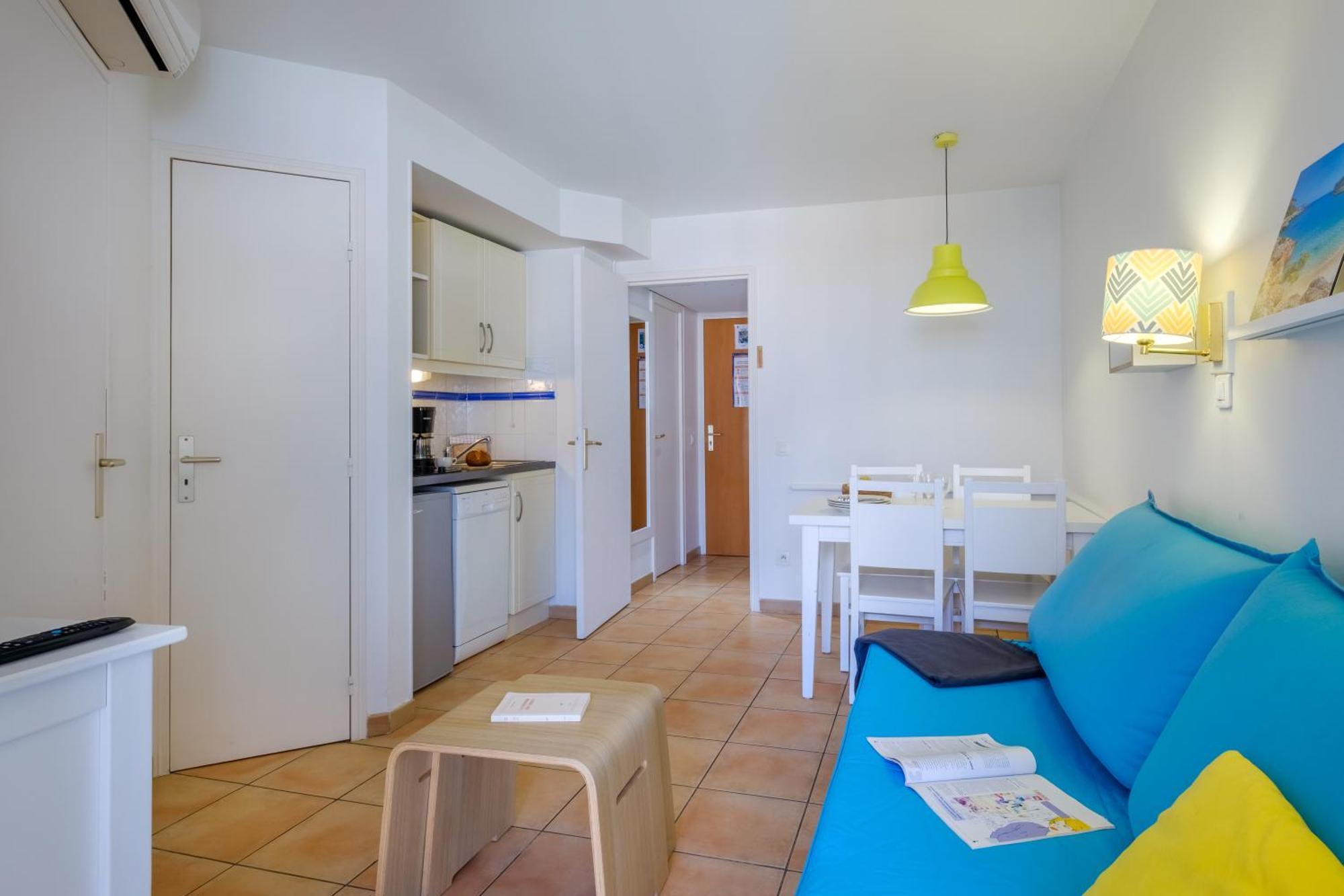 One-Bedroom Apartment Air Conditioning Balcony