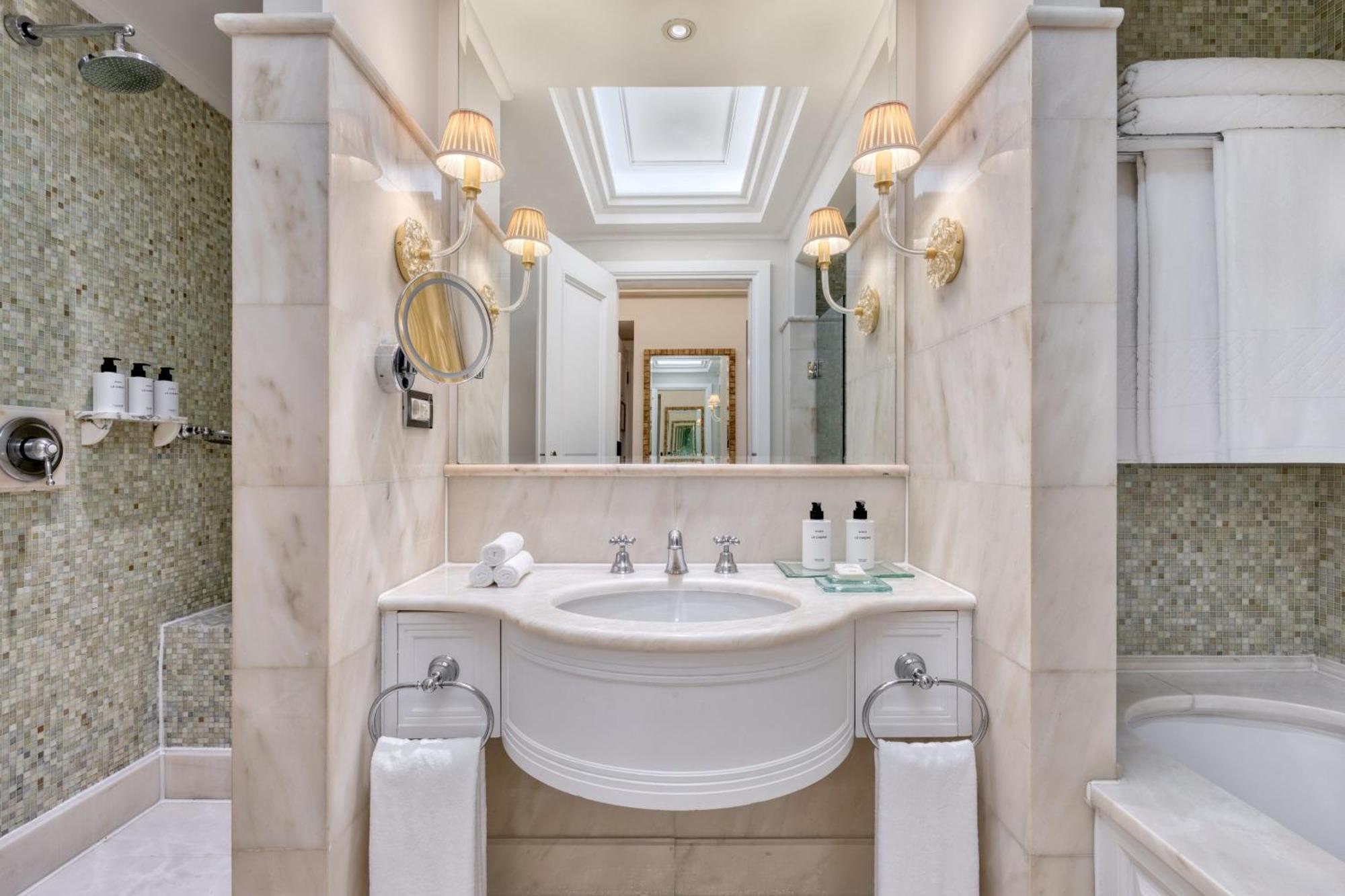 Classic Guest room 1 King Courtyard view