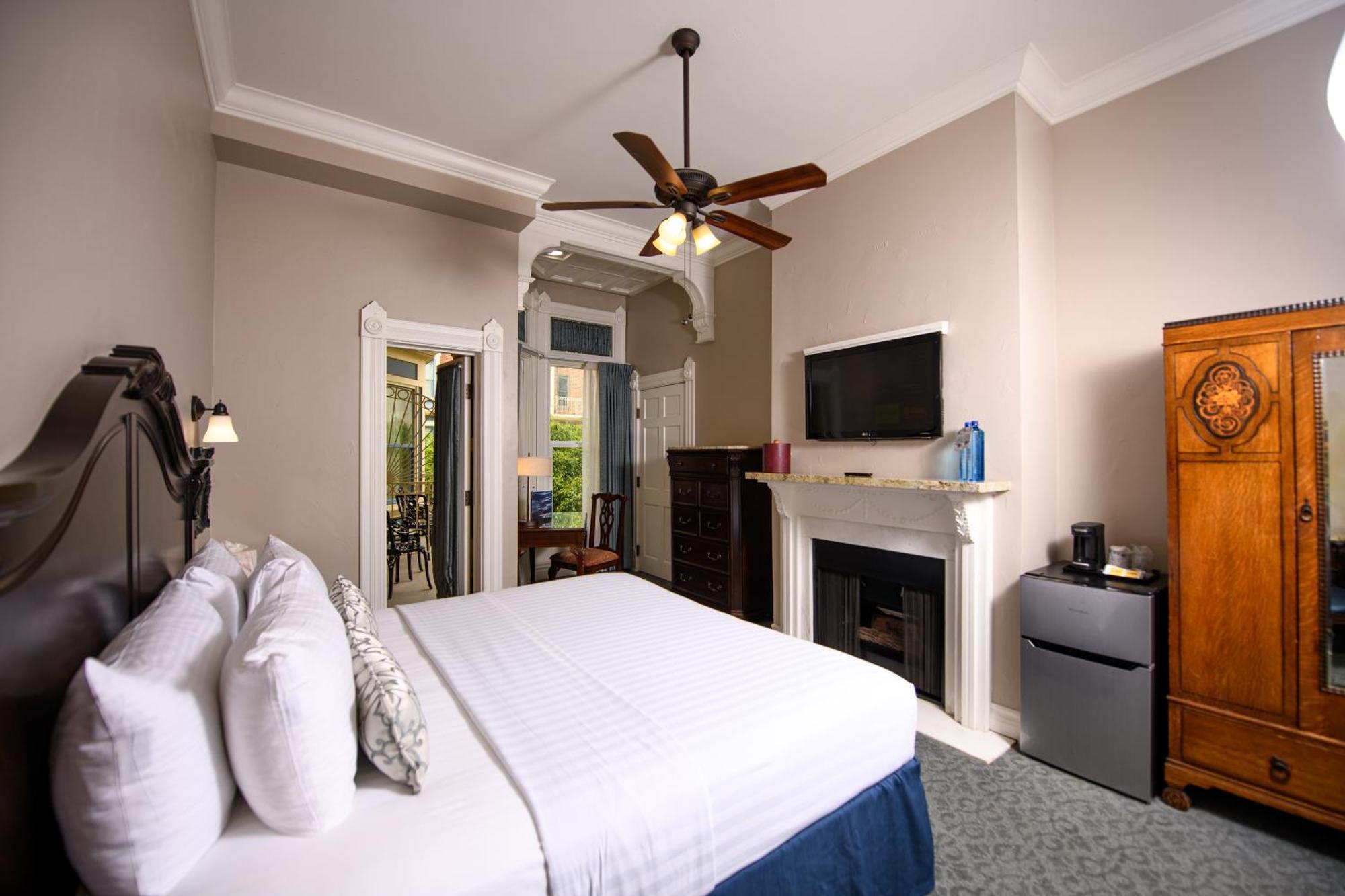 1 King Bed Balcony,1543774117:JPEG