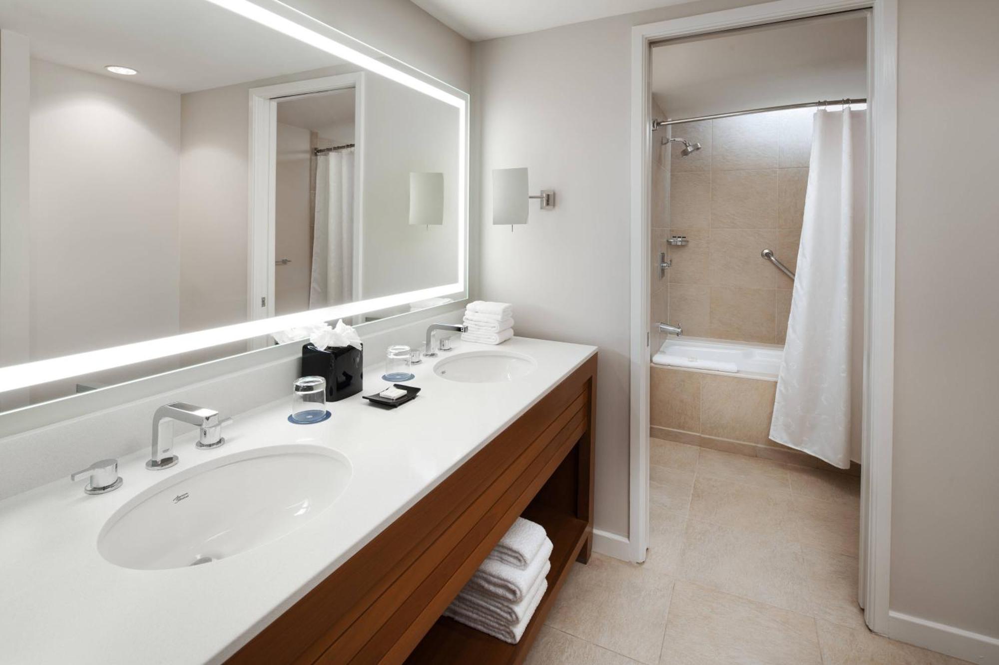 Deluxe Oceanfront, Guest room, 1 King, Oceanfront