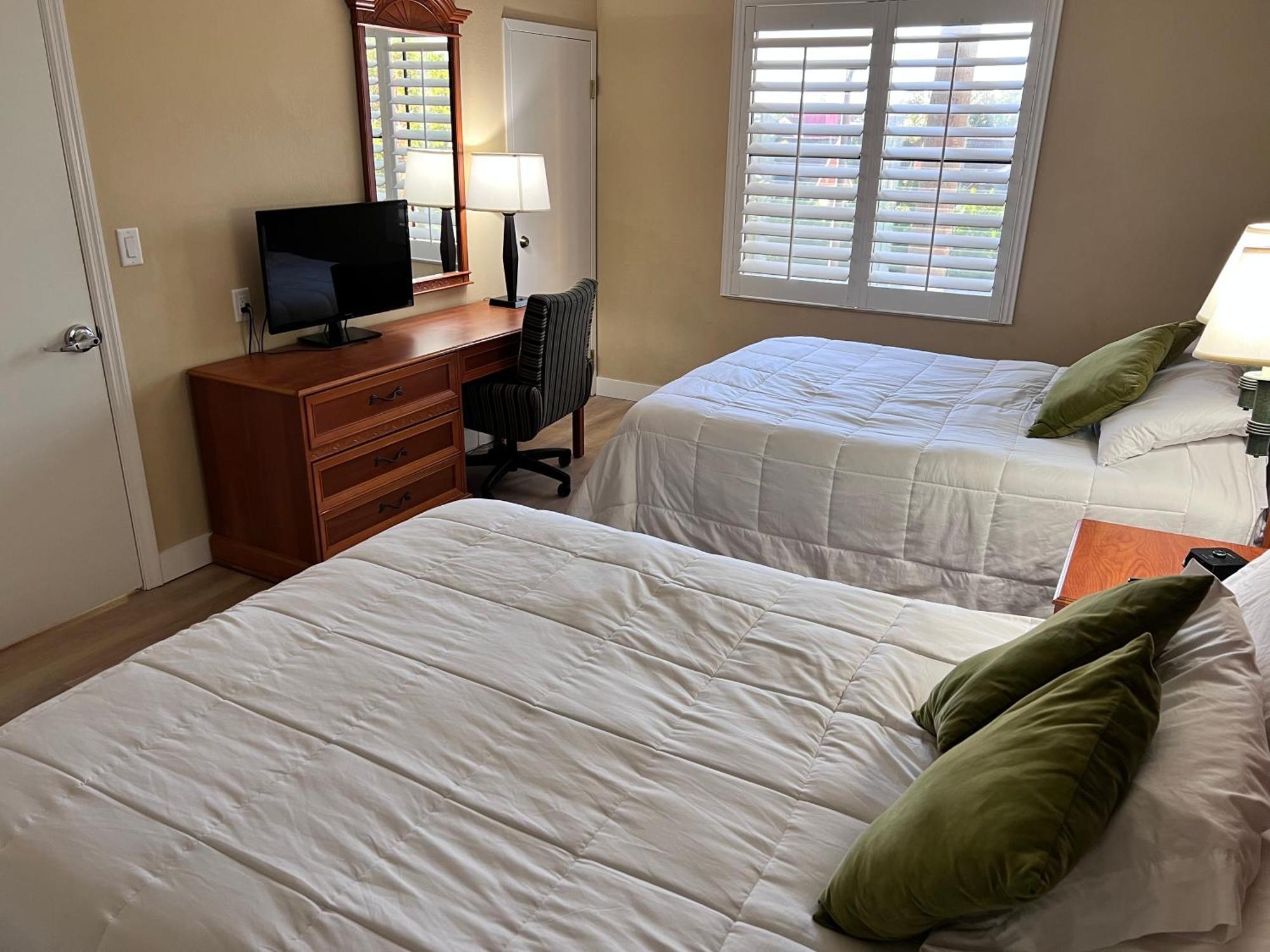 Deluxe Queen Suite