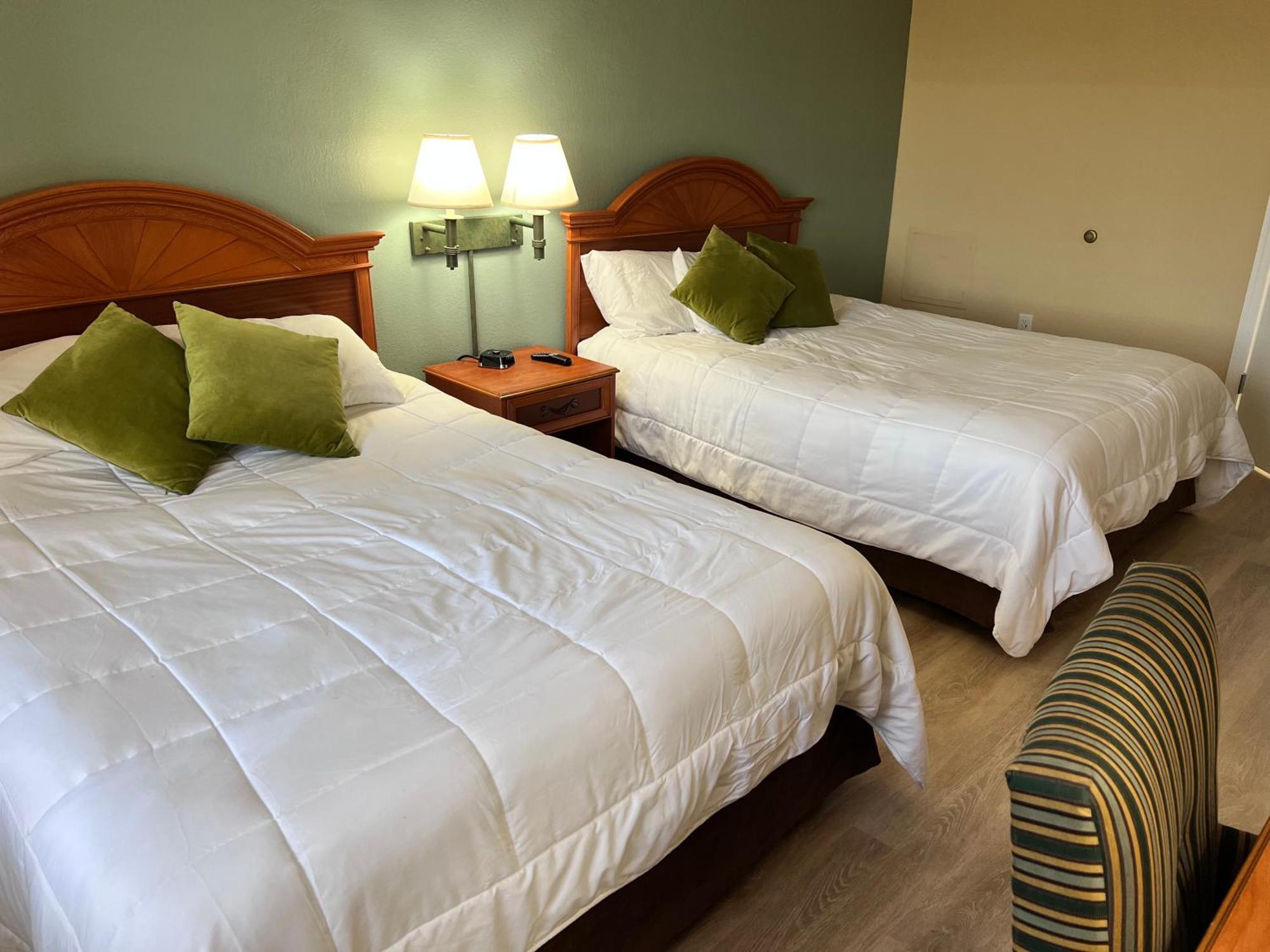 Deluxe Queen Suite