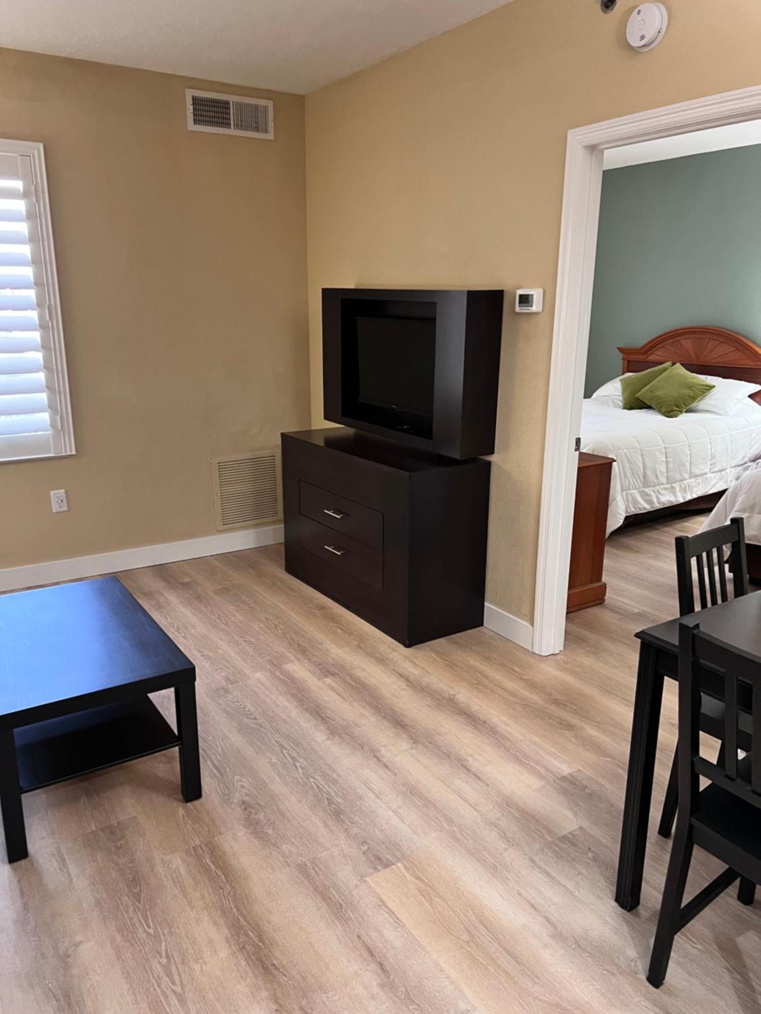 Deluxe Queen Suite