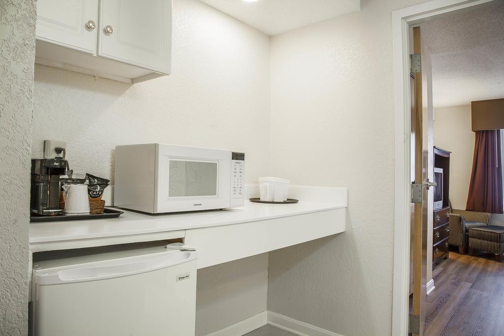 King Suite with Living Room - Suites Building