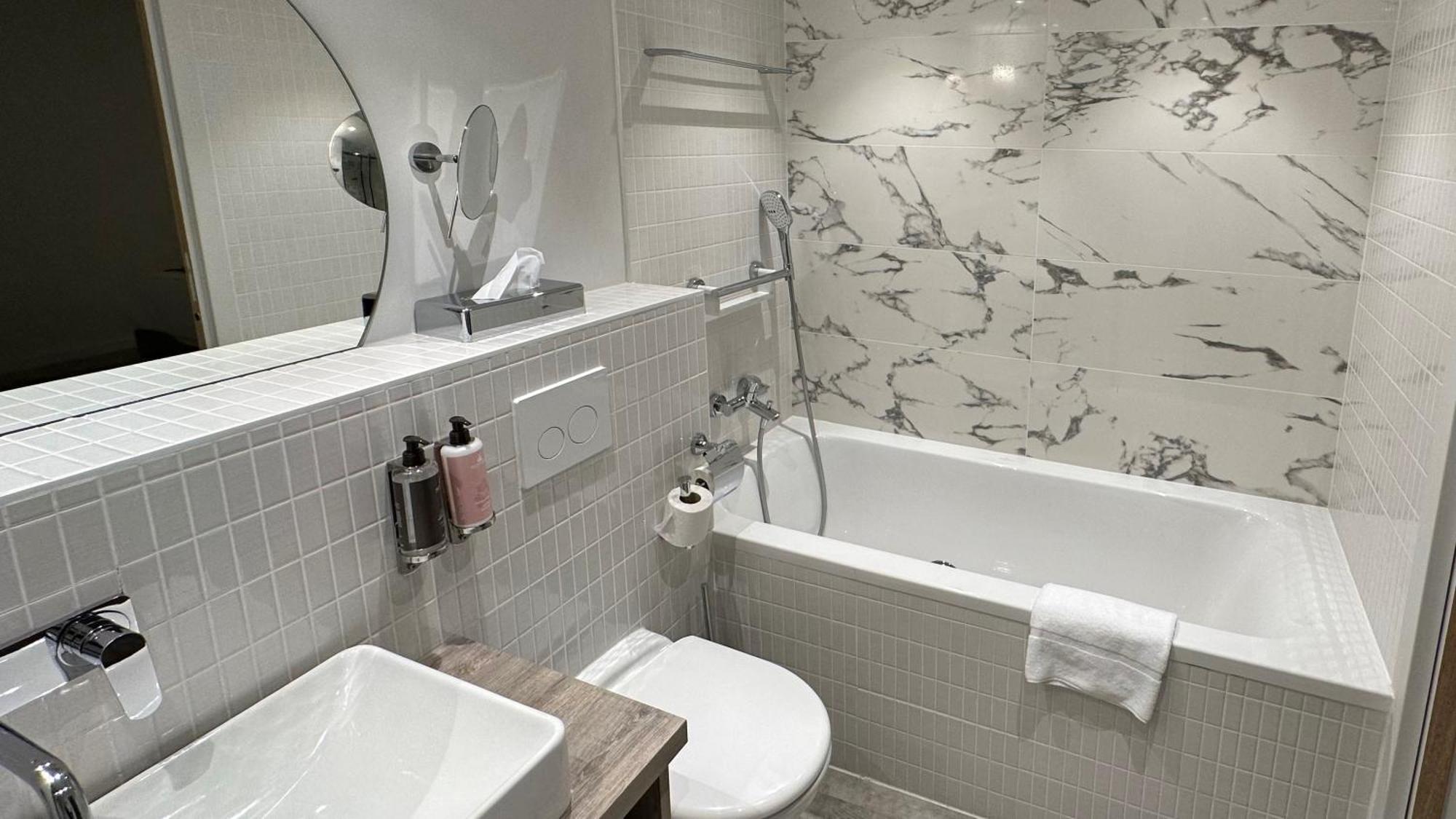 Deluxe Studio Bath