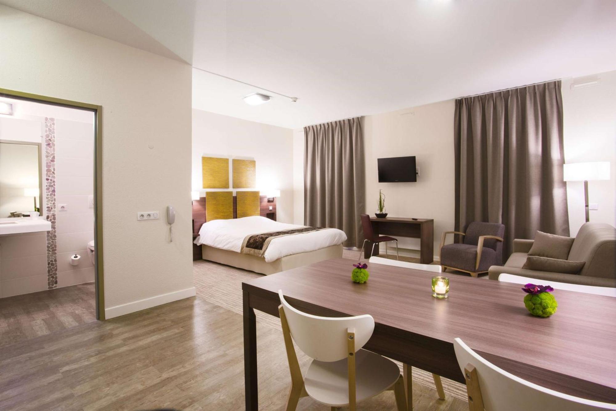 Family Room,1544176750:JPEG