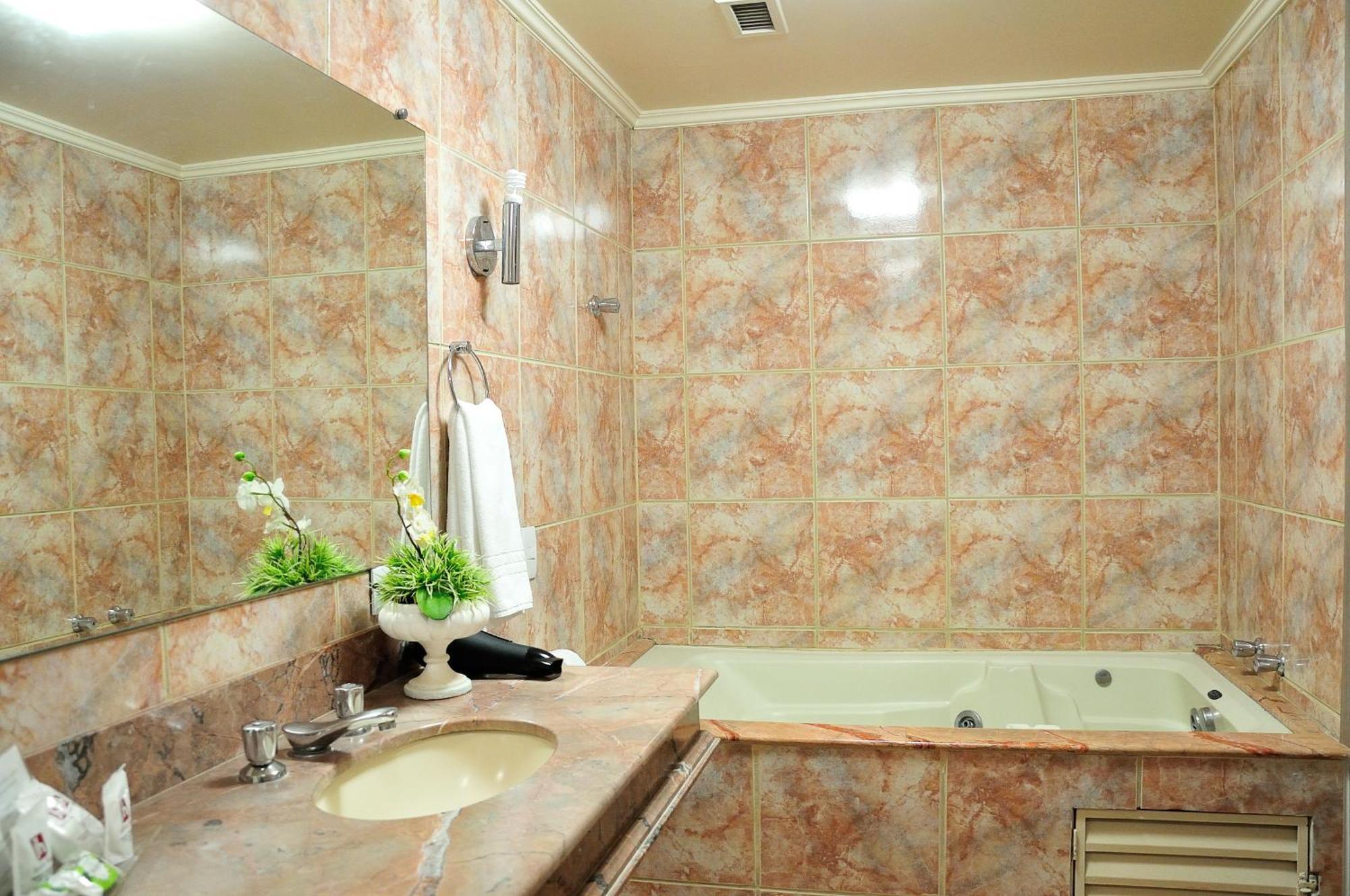 Deluxe Suite Spa Bath
