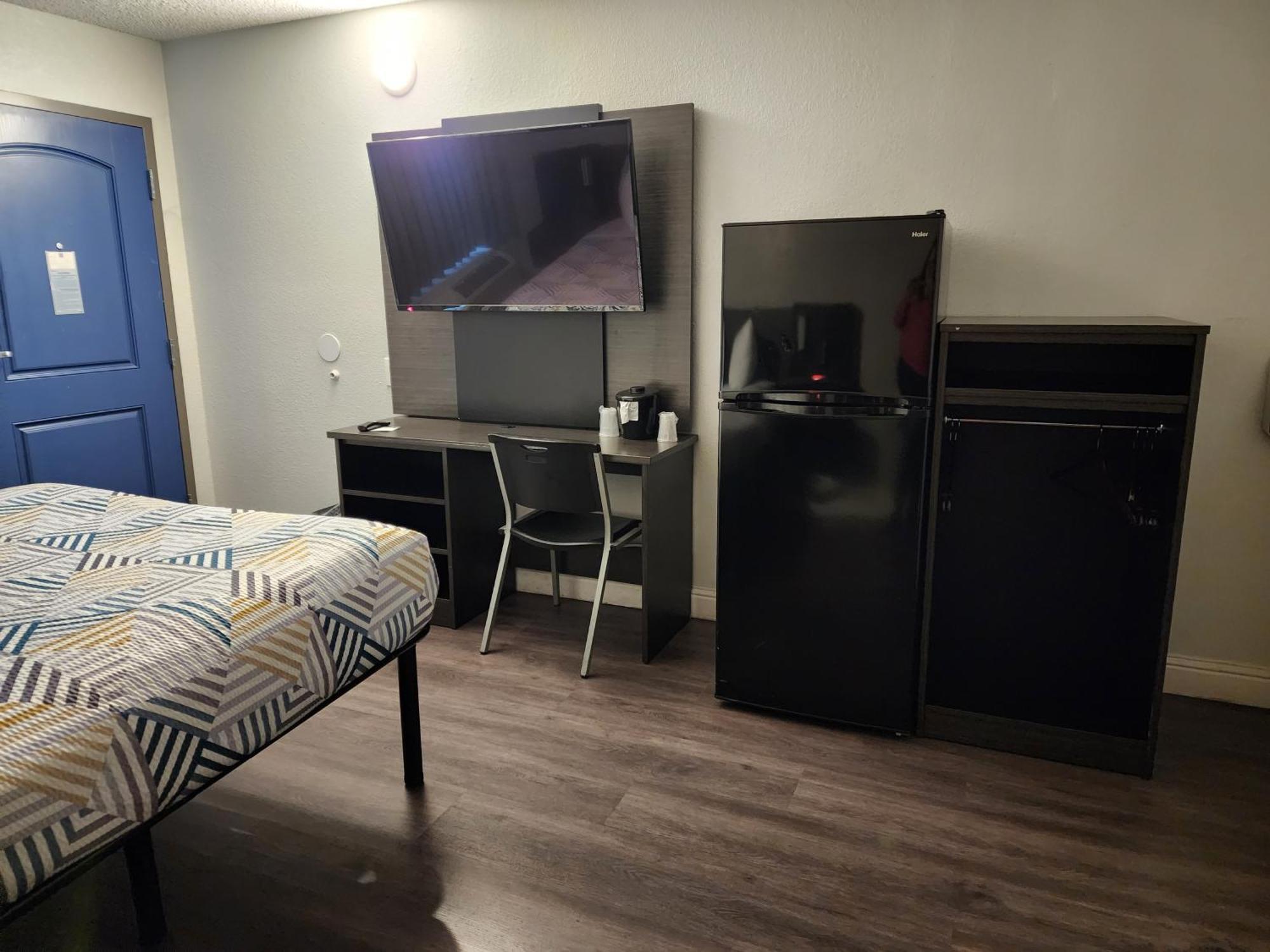 Queen Room Disability Access Non-Smoking