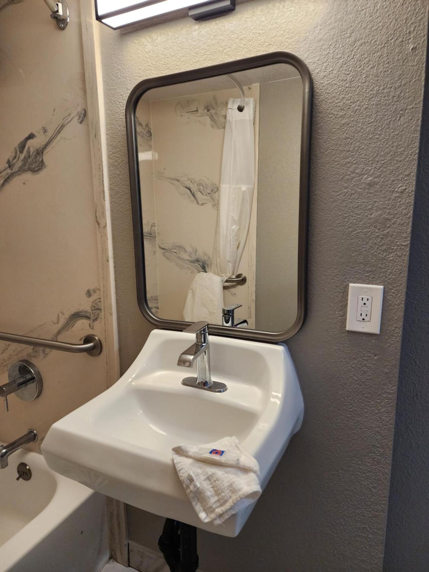 Queen Room Disability Access Non-Smoking